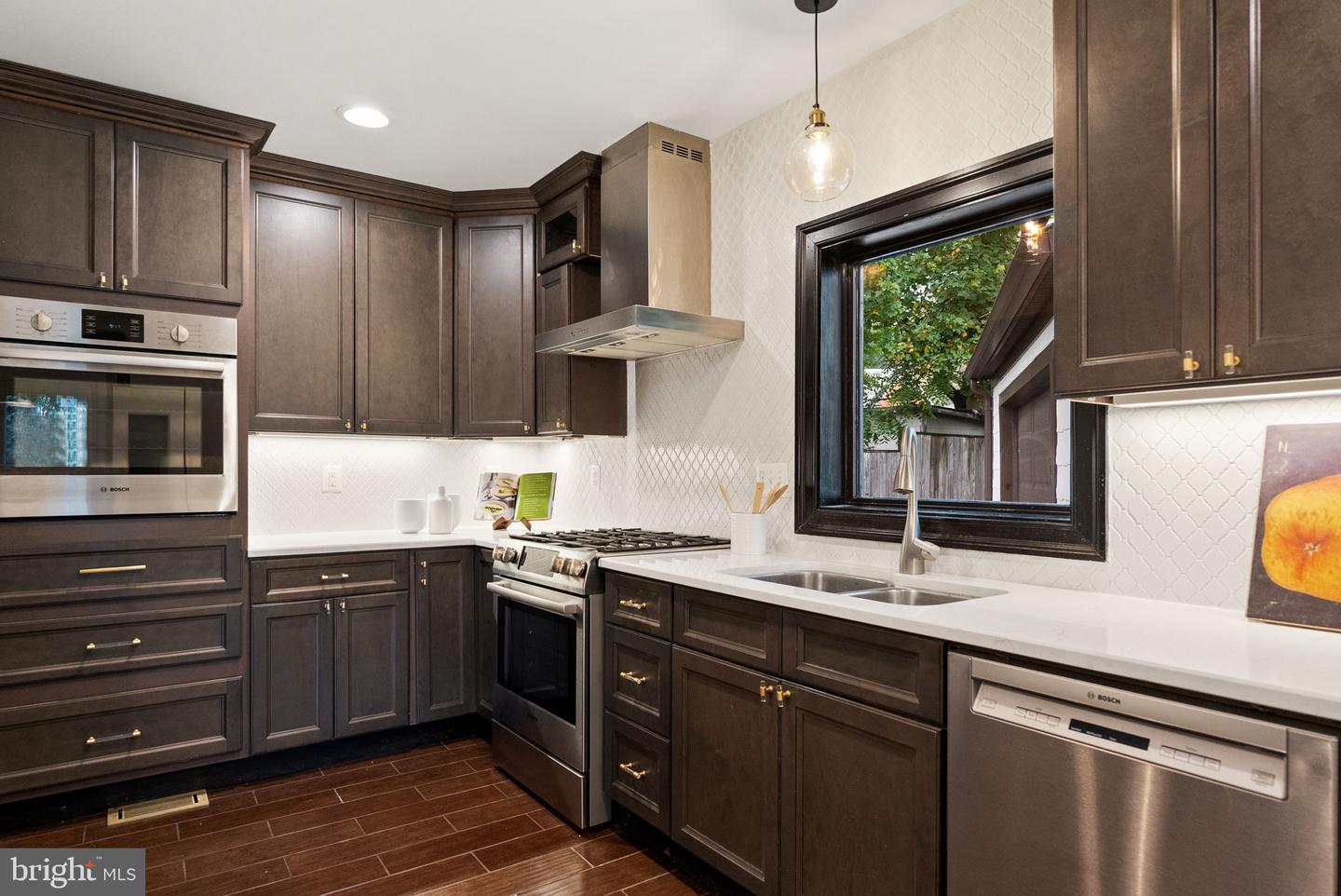 6820 JACKSON AVE, FALLS CHURCH, Virginia 22042, 6 Bedrooms Bedrooms, 21 Rooms Rooms,5 BathroomsBathrooms,Residential,For sale,6820 JACKSON AVE,VAFX2267904 MLS # VAFX2267904