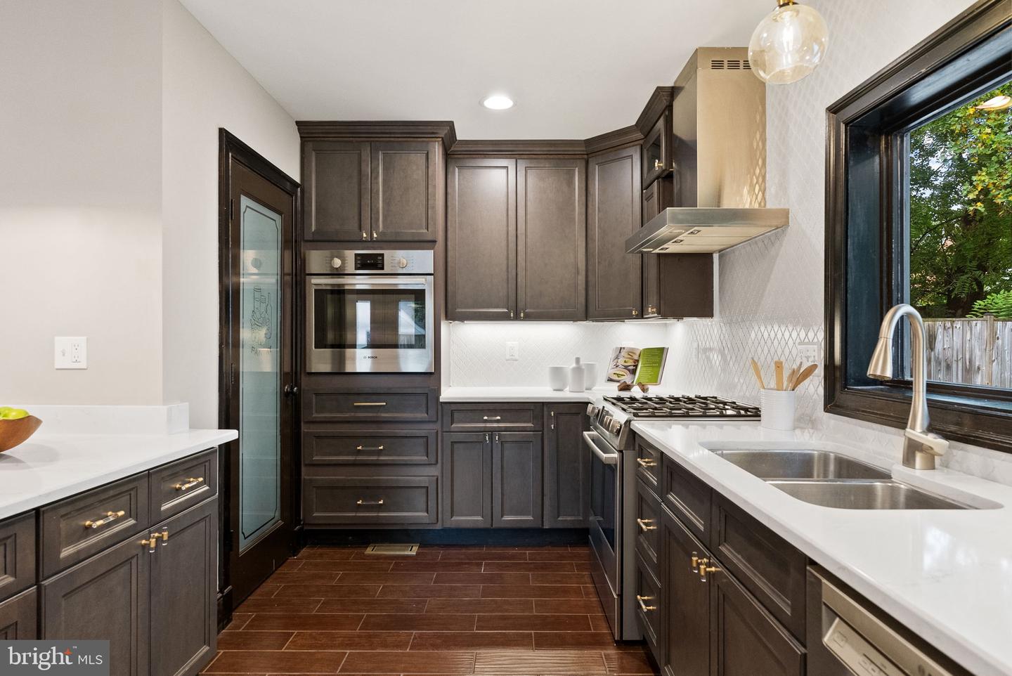 6820 JACKSON AVE, FALLS CHURCH, Virginia 22042, 6 Bedrooms Bedrooms, 21 Rooms Rooms,5 BathroomsBathrooms,Residential,For sale,6820 JACKSON AVE,VAFX2267904 MLS # VAFX2267904