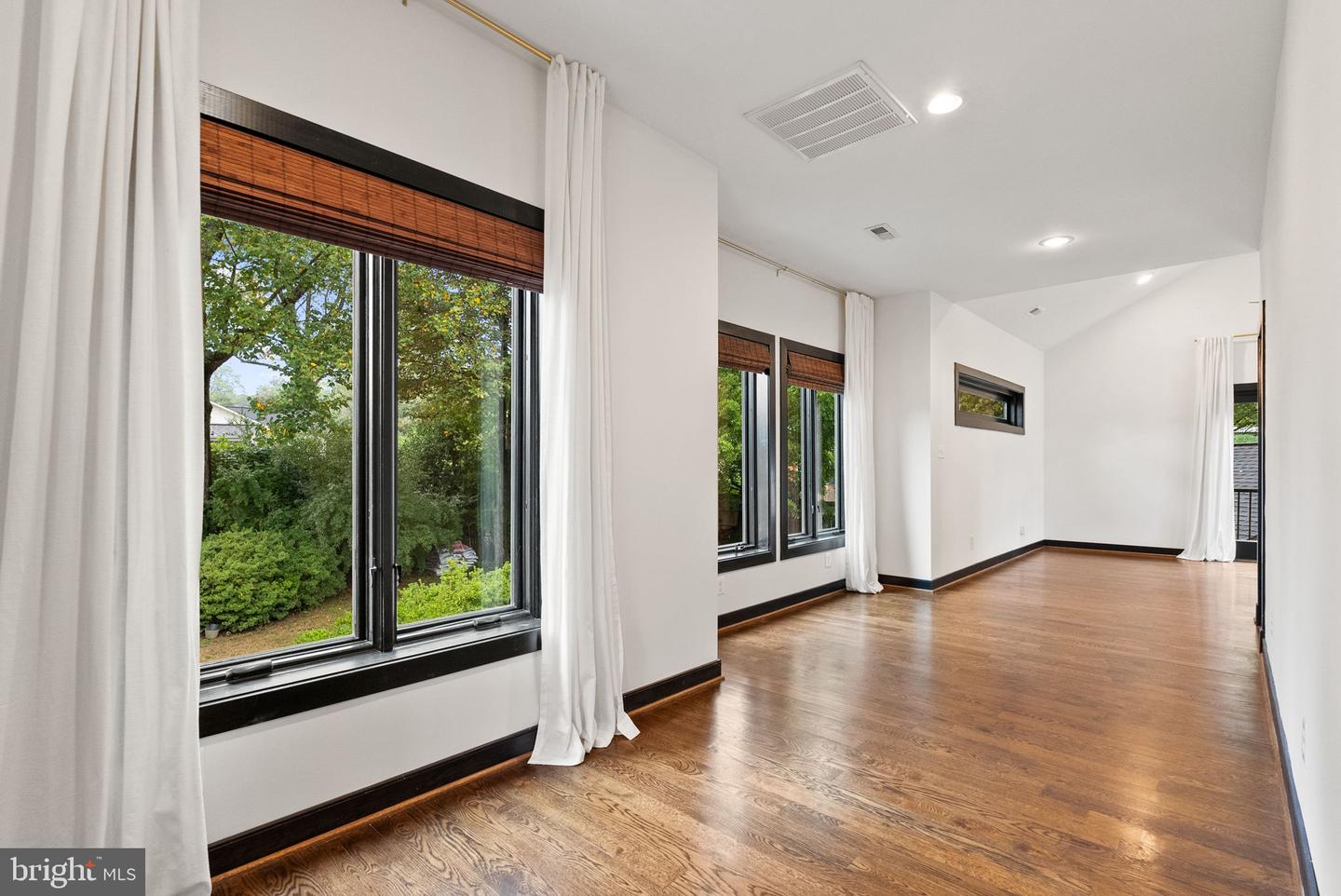 6820 JACKSON AVE, FALLS CHURCH, Virginia 22042, 6 Bedrooms Bedrooms, 21 Rooms Rooms,5 BathroomsBathrooms,Residential,For sale,6820 JACKSON AVE,VAFX2267904 MLS # VAFX2267904