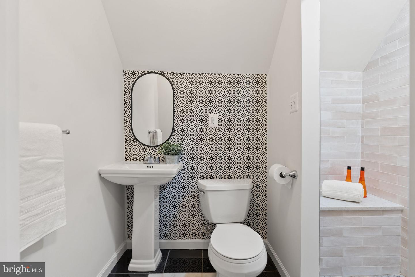 6820 JACKSON AVE, FALLS CHURCH, Virginia 22042, 6 Bedrooms Bedrooms, 21 Rooms Rooms,5 BathroomsBathrooms,Residential,For sale,6820 JACKSON AVE,VAFX2267904 MLS # VAFX2267904