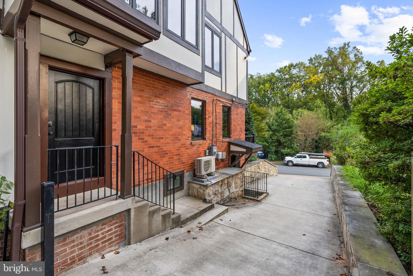 6820 JACKSON AVE, FALLS CHURCH, Virginia 22042, 6 Bedrooms Bedrooms, 21 Rooms Rooms,5 BathroomsBathrooms,Residential,For sale,6820 JACKSON AVE,VAFX2267904 MLS # VAFX2267904