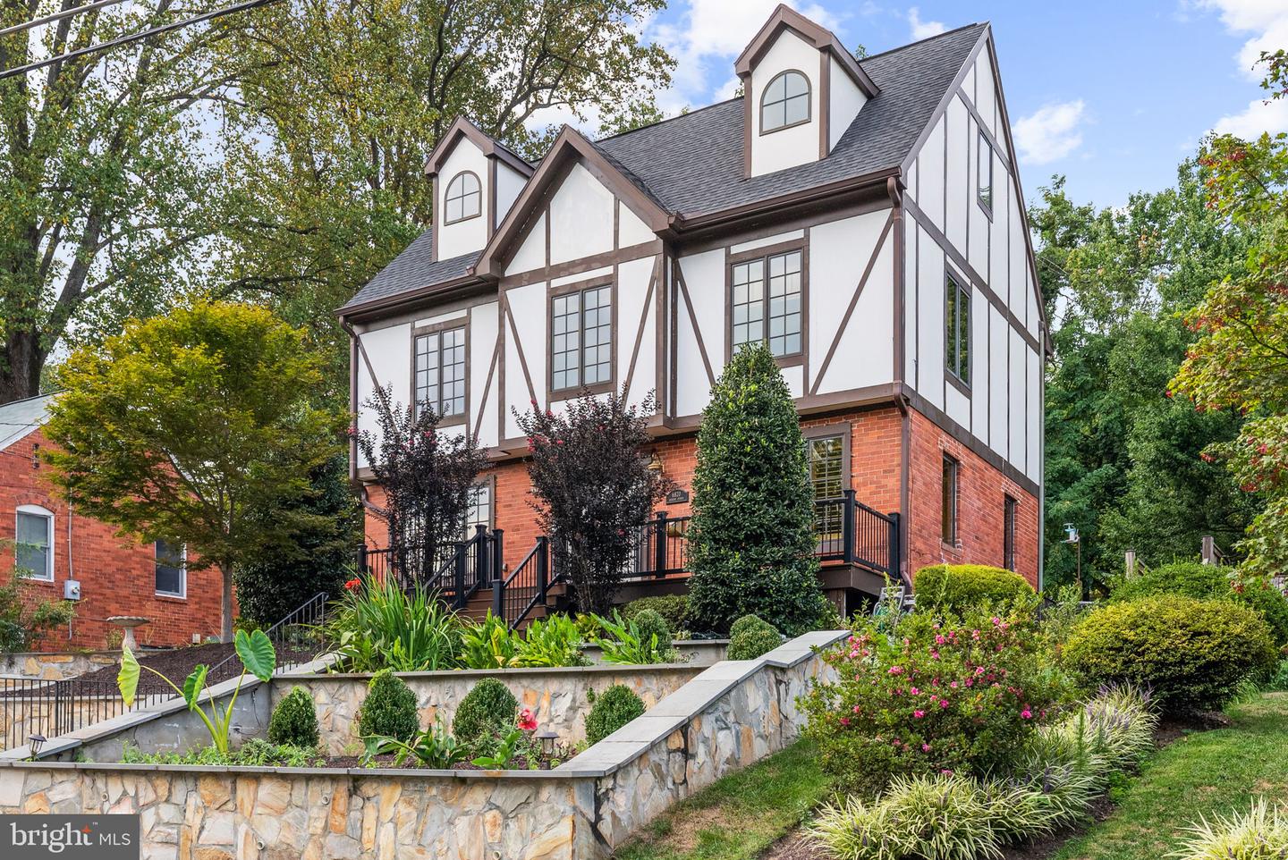6820 JACKSON AVE, FALLS CHURCH, Virginia 22042, 6 Bedrooms Bedrooms, 21 Rooms Rooms,5 BathroomsBathrooms,Residential,For sale,6820 JACKSON AVE,VAFX2267904 MLS # VAFX2267904