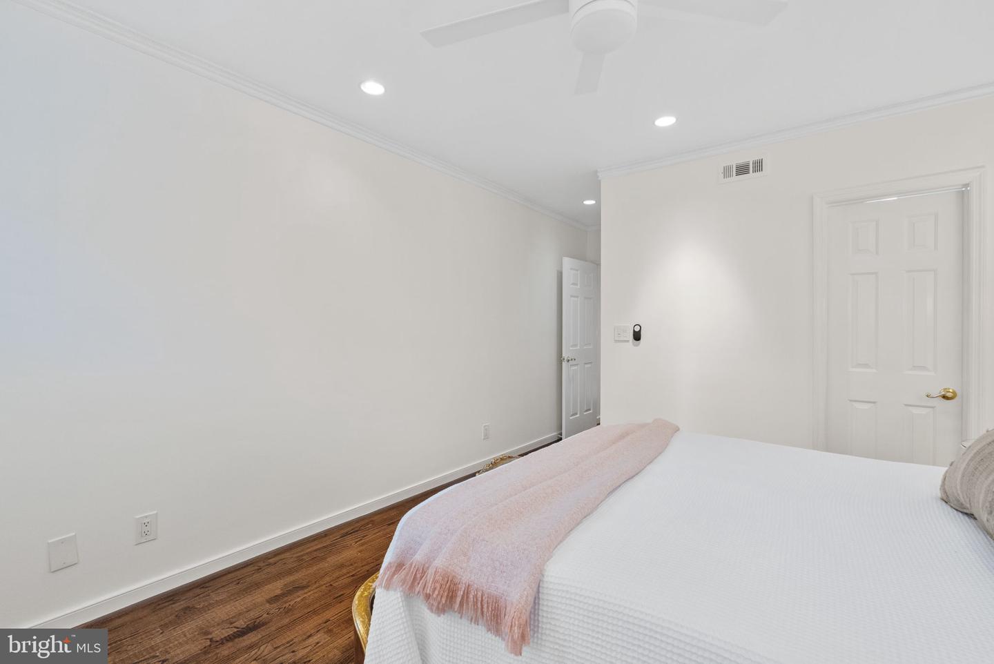 647 S COLUMBUS ST, ALEXANDRIA, Virginia 22314, 2 Bedrooms Bedrooms, ,1 BathroomBathrooms,Residential,For sale,647 S COLUMBUS ST,VAAX2049908 MLS # VAAX2049908