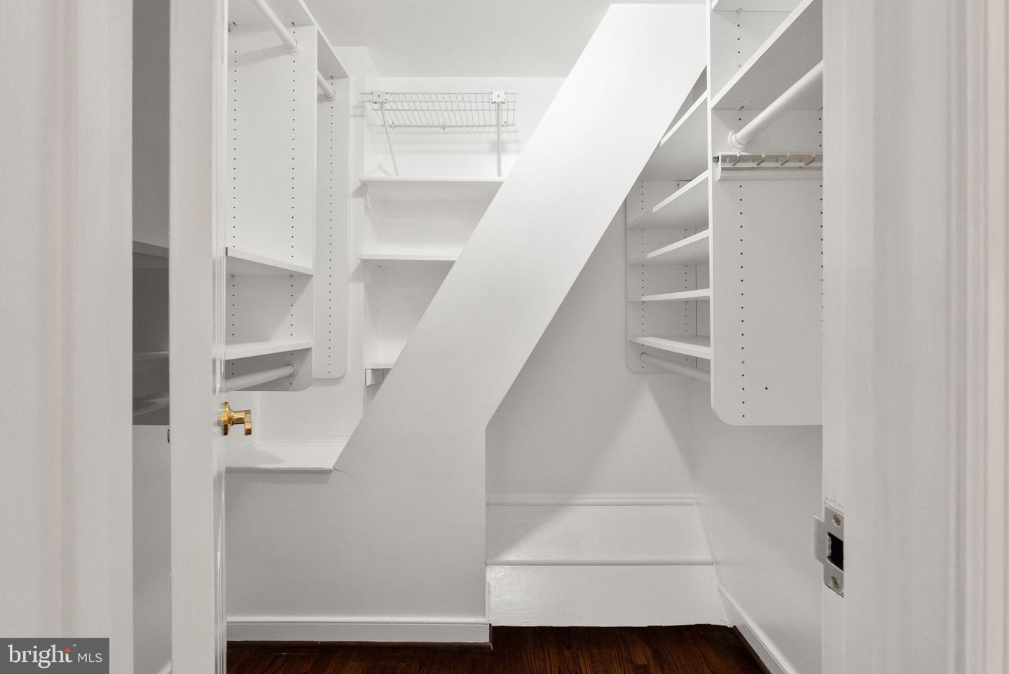 647 S COLUMBUS ST, ALEXANDRIA, Virginia 22314, 2 Bedrooms Bedrooms, ,1 BathroomBathrooms,Residential,For sale,647 S COLUMBUS ST,VAAX2049908 MLS # VAAX2049908