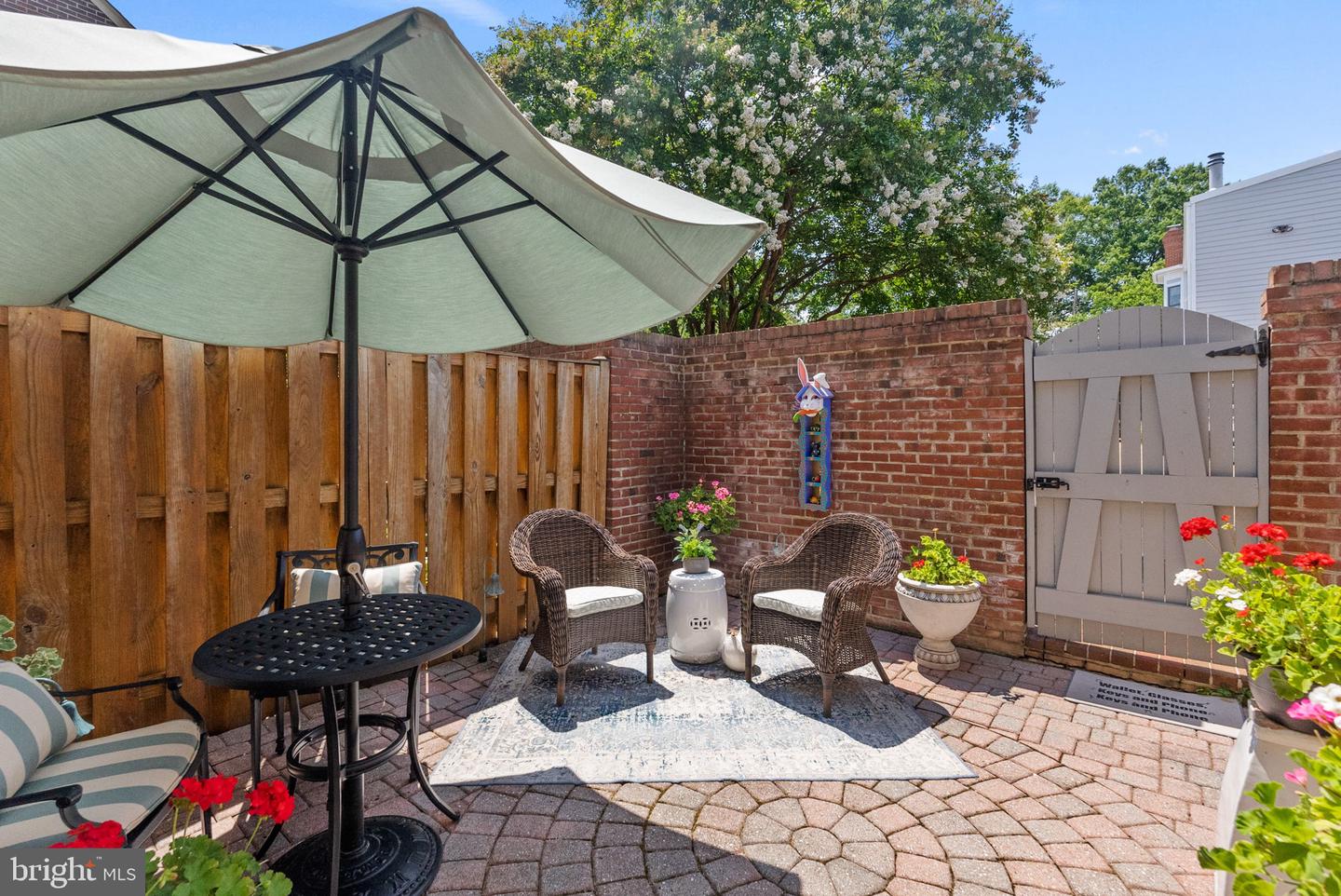 647 S COLUMBUS ST, ALEXANDRIA, Virginia 22314, 2 Bedrooms Bedrooms, ,1 BathroomBathrooms,Residential,For sale,647 S COLUMBUS ST,VAAX2049908 MLS # VAAX2049908