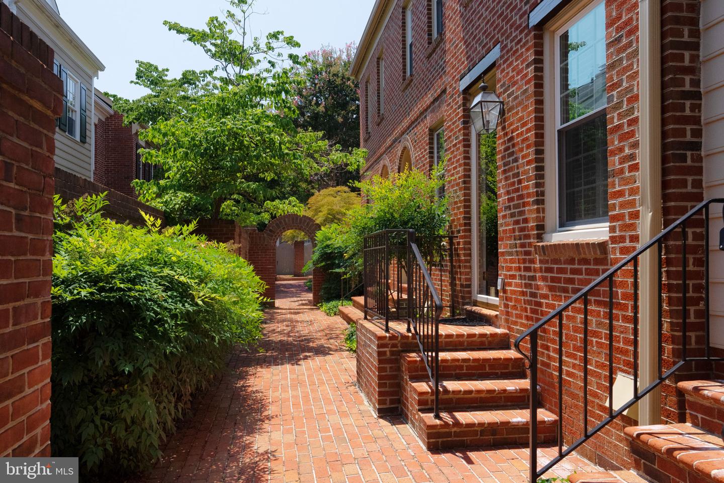 647 S COLUMBUS ST, ALEXANDRIA, Virginia 22314, 2 Bedrooms Bedrooms, ,1 BathroomBathrooms,Residential,For sale,647 S COLUMBUS ST,VAAX2049908 MLS # VAAX2049908