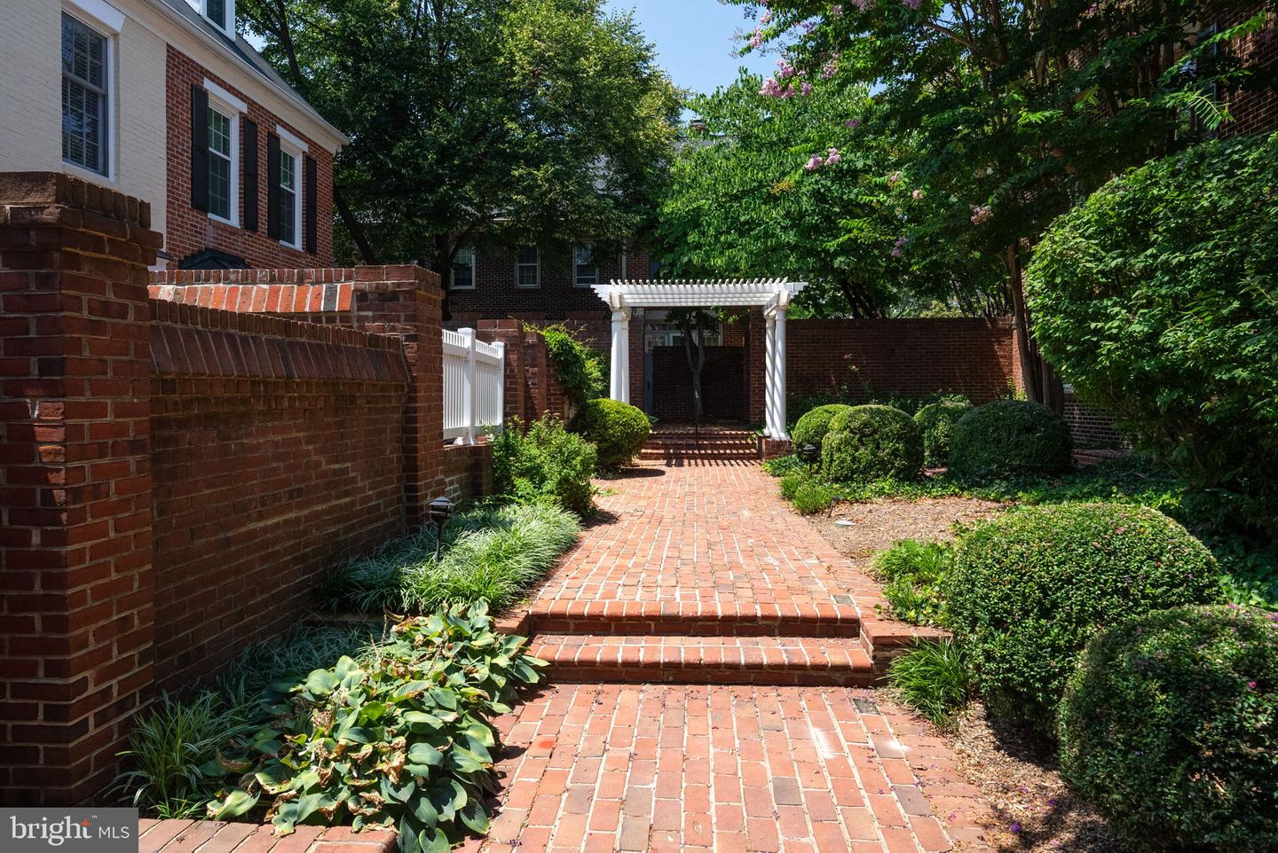 647 S COLUMBUS ST, ALEXANDRIA, Virginia 22314, 2 Bedrooms Bedrooms, ,1 BathroomBathrooms,Residential,For sale,647 S COLUMBUS ST,VAAX2049908 MLS # VAAX2049908