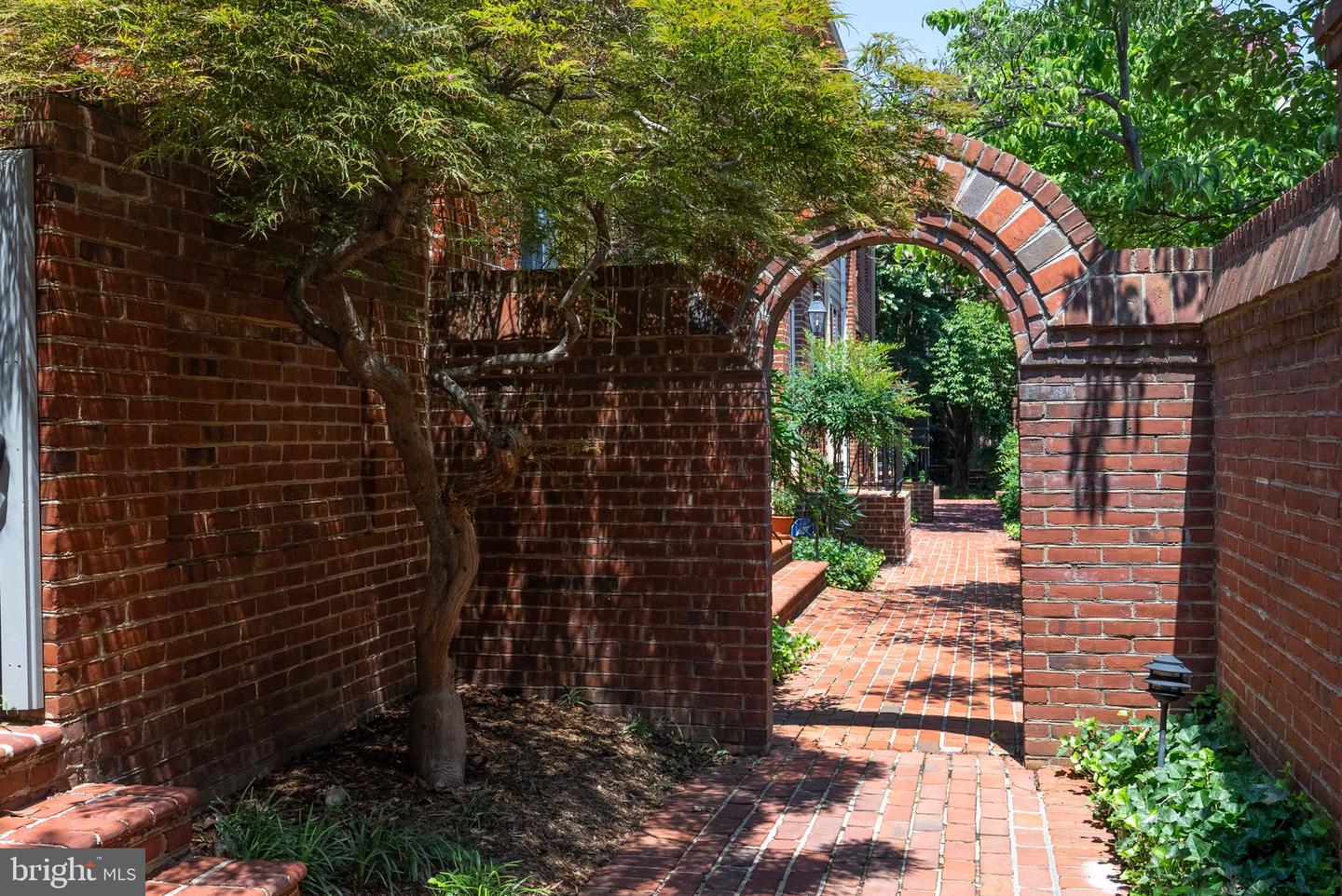 647 S COLUMBUS ST, ALEXANDRIA, Virginia 22314, 2 Bedrooms Bedrooms, ,1 BathroomBathrooms,Residential,For sale,647 S COLUMBUS ST,VAAX2049908 MLS # VAAX2049908