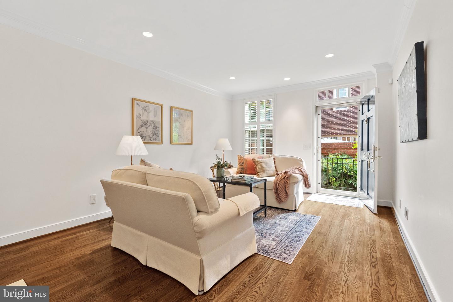 647 S COLUMBUS ST, ALEXANDRIA, Virginia 22314, 2 Bedrooms Bedrooms, ,1 BathroomBathrooms,Residential,For sale,647 S COLUMBUS ST,VAAX2049908 MLS # VAAX2049908