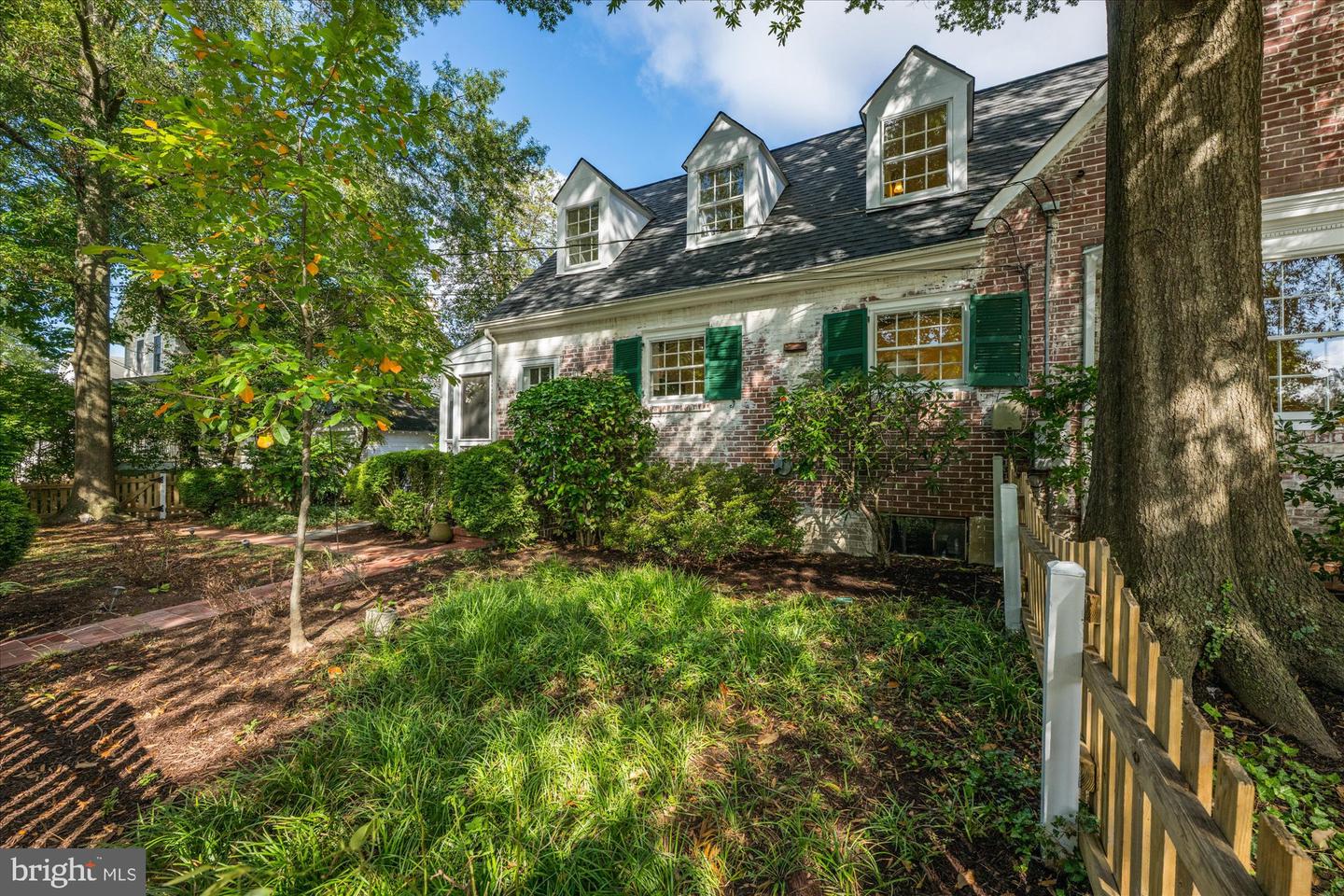 300 N JACKSON ST, ARLINGTON, Virginia 22201, 4 Bedrooms Bedrooms, ,3 BathroomsBathrooms,Residential,For sale,300 N JACKSON ST,VAAR2064006 MLS # VAAR2064006