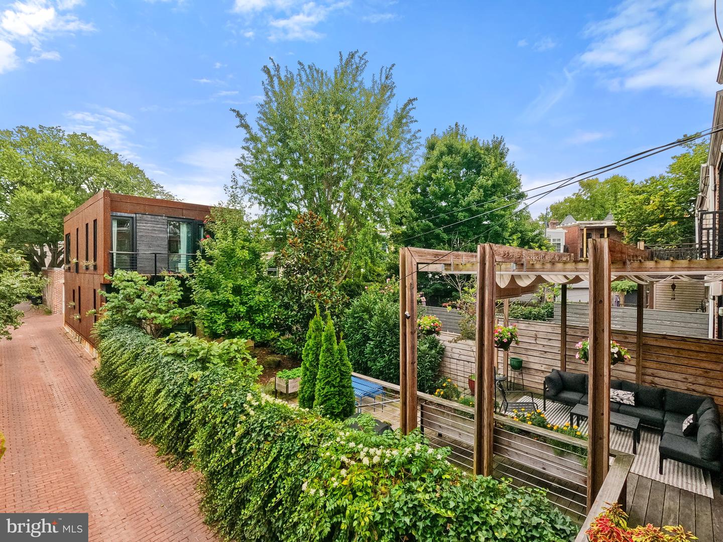 135 13TH ST NE, WASHINGTON, District Of Columbia 20002, 6 Bedrooms Bedrooms, ,5 BathroomsBathrooms,Residential,For sale,135 13TH ST NE,DCDC2223490 MLS # DCDC2223490