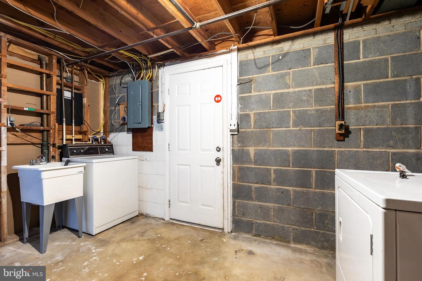 5604 HILLDALE DR, ALEXANDRIA, Virginia 22310, 3 Bedrooms Bedrooms, ,2 BathroomsBathrooms,Residential,For sale,5604 HILLDALE DR,VAFX2268598 MLS # VAFX2268598