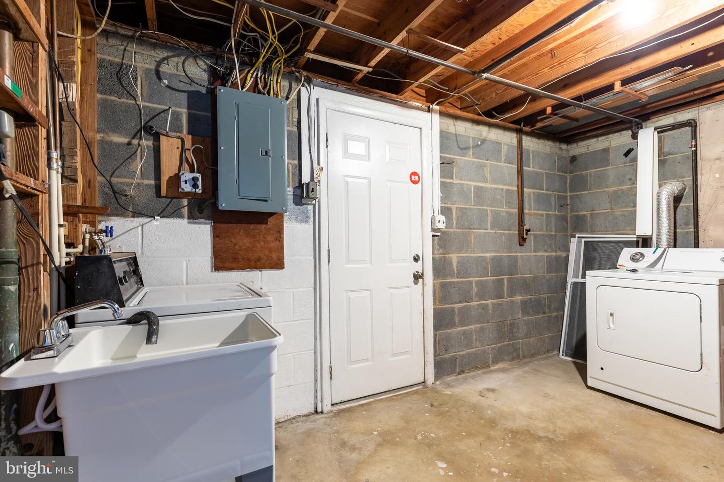 5604 HILLDALE DR, ALEXANDRIA, Virginia 22310, 3 Bedrooms Bedrooms, ,2 BathroomsBathrooms,Residential,For sale,5604 HILLDALE DR,VAFX2268598 MLS # VAFX2268598