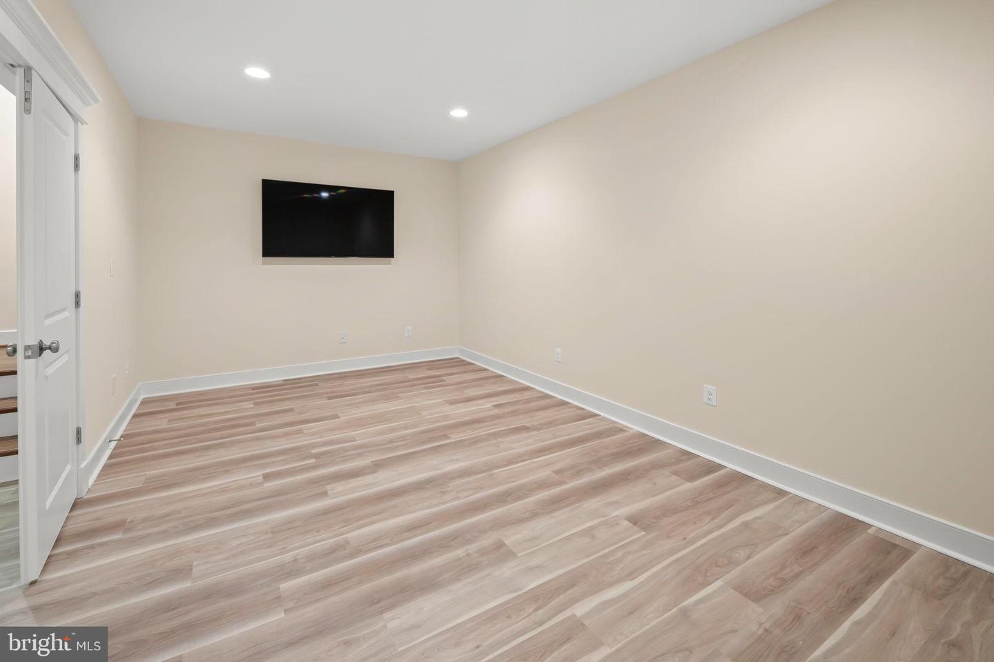 217 PLEASANT ST SW, VIENNA, Virginia 22180, 5 Bedrooms Bedrooms, 18 Rooms Rooms,4 BathroomsBathrooms,Residential,For sale,217 PLEASANT ST SW,VAFX2267738 MLS # VAFX2267738