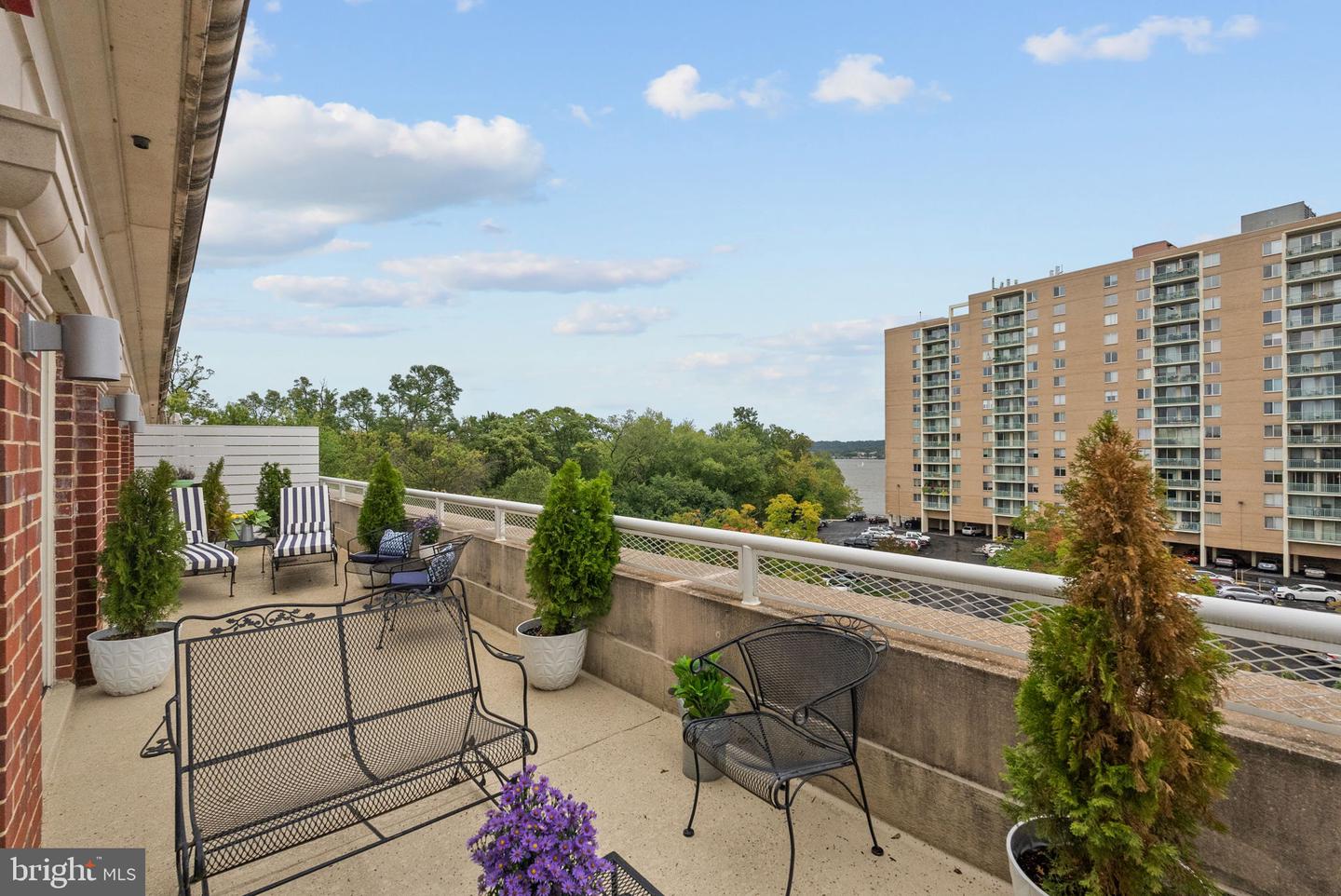 635 SLATERS LN #302, ALEXANDRIA, Virginia 22314, 2 Bedrooms Bedrooms, ,2 BathroomsBathrooms,Residential,For sale,635 SLATERS LN #302,VAAX2049910 MLS # VAAX2049910