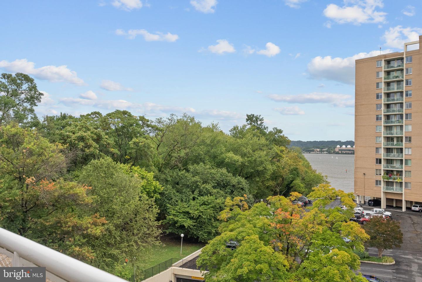 635 SLATERS LN #302, ALEXANDRIA, Virginia 22314, 2 Bedrooms Bedrooms, ,2 BathroomsBathrooms,Residential,For sale,635 SLATERS LN #302,VAAX2049910 MLS # VAAX2049910