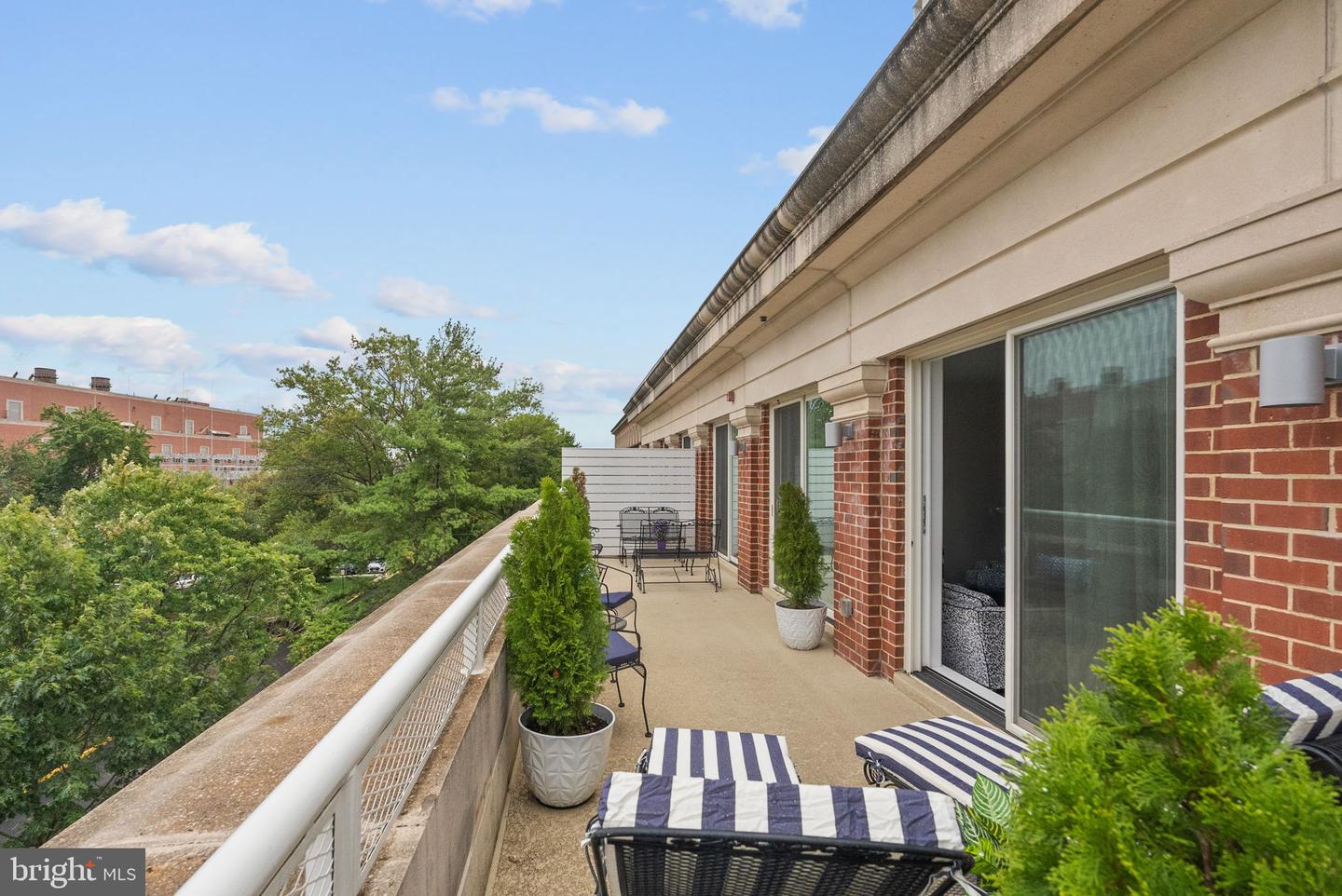 635 SLATERS LN #302, ALEXANDRIA, Virginia 22314, 2 Bedrooms Bedrooms, ,2 BathroomsBathrooms,Residential,For sale,635 SLATERS LN #302,VAAX2049910 MLS # VAAX2049910