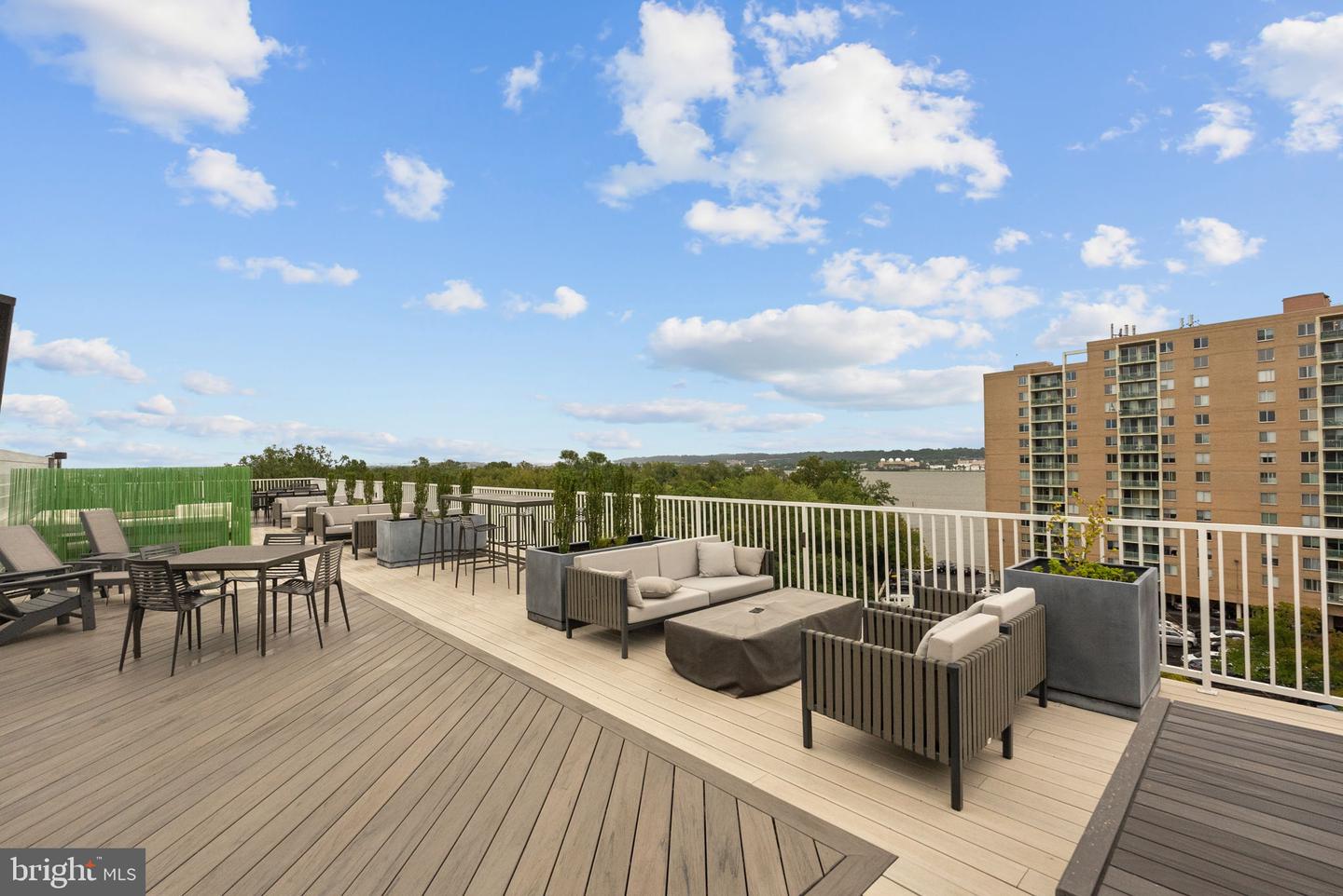 635 SLATERS LN #302, ALEXANDRIA, Virginia 22314, 2 Bedrooms Bedrooms, ,2 BathroomsBathrooms,Residential,For sale,635 SLATERS LN #302,VAAX2049910 MLS # VAAX2049910
