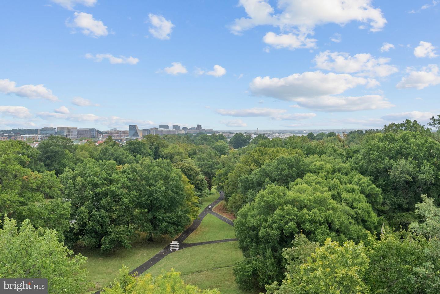 635 SLATERS LN #302, ALEXANDRIA, Virginia 22314, 2 Bedrooms Bedrooms, ,2 BathroomsBathrooms,Residential,For sale,635 SLATERS LN #302,VAAX2049910 MLS # VAAX2049910