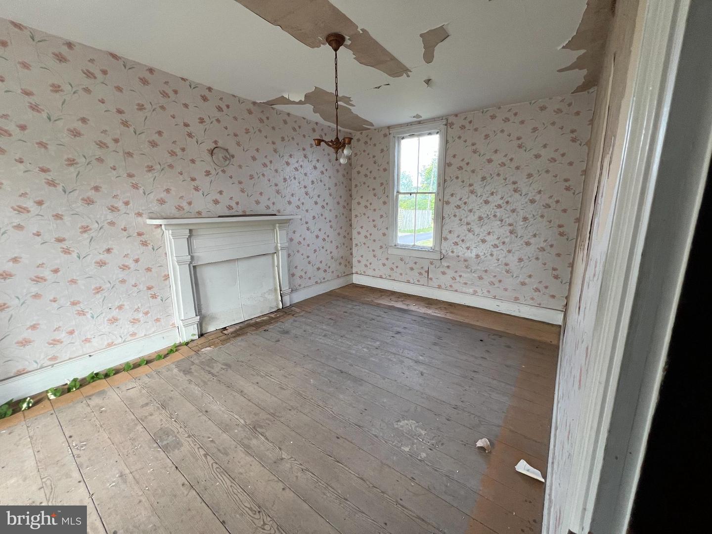 255 S MAIN ST, MOUNT CRAWFORD, Virginia 22841, 4 Bedrooms Bedrooms, ,1 BathroomBathrooms,Residential,For sale,255 S MAIN ST,VARO2002596 MLS # VARO2002596