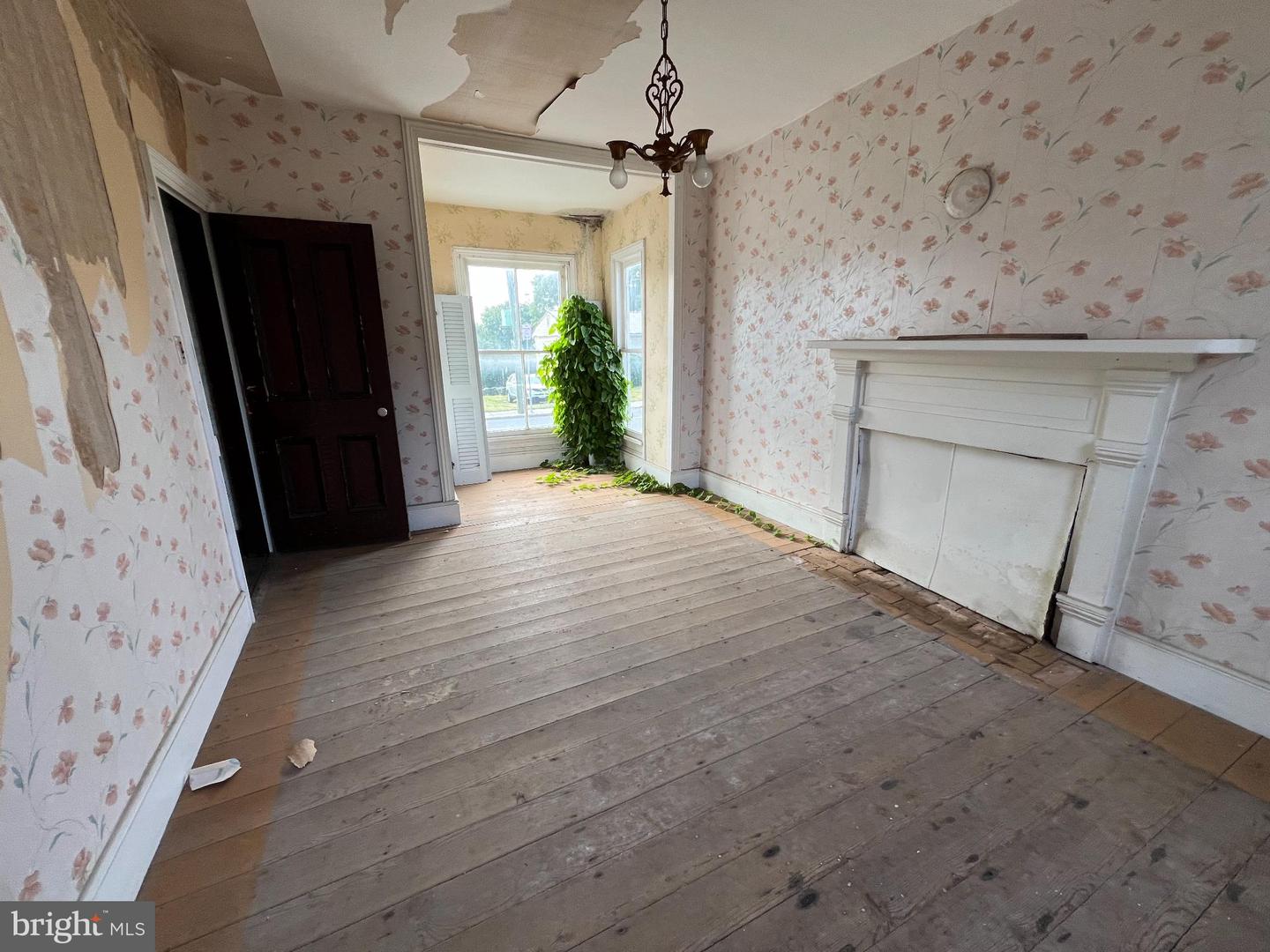 255 S MAIN ST, MOUNT CRAWFORD, Virginia 22841, 4 Bedrooms Bedrooms, ,1 BathroomBathrooms,Residential,For sale,255 S MAIN ST,VARO2002596 MLS # VARO2002596