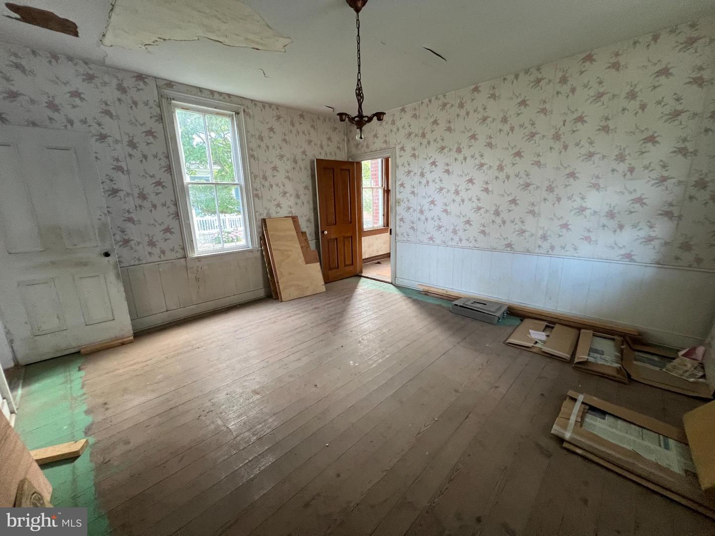 255 S MAIN ST, MOUNT CRAWFORD, Virginia 22841, 4 Bedrooms Bedrooms, ,1 BathroomBathrooms,Residential,For sale,255 S MAIN ST,VARO2002596 MLS # VARO2002596