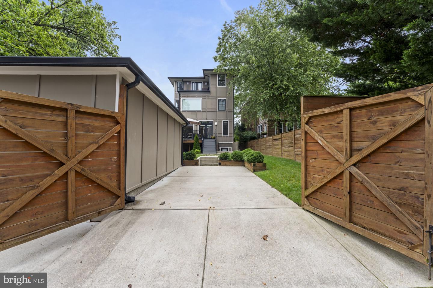 5702 16TH ST NW, WASHINGTON, District Of Columbia 20011, 5 Bedrooms Bedrooms, ,4 BathroomsBathrooms,Residential,For sale,5702 16TH ST NW,DCDC2223622 MLS # DCDC2223622