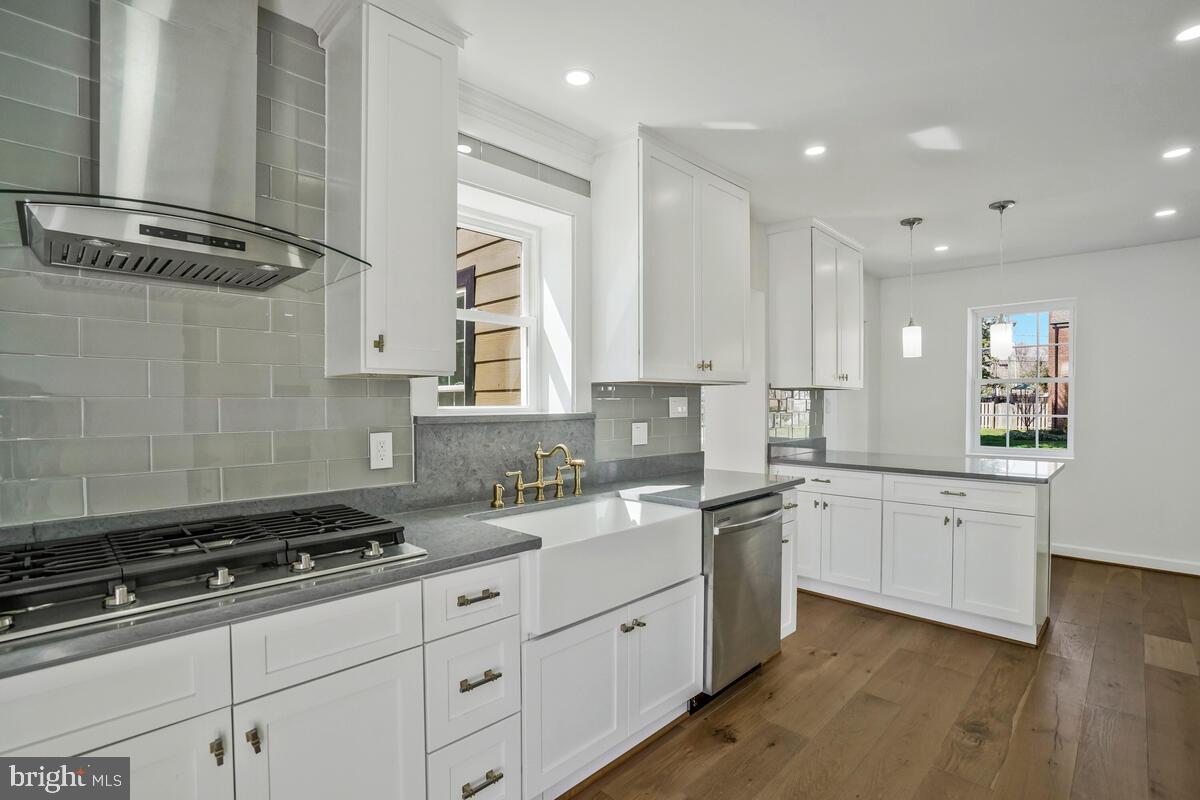 2839 MEADOW LN, FALLS CHURCH, Virginia 22042, 5 Bedrooms Bedrooms, 16 Rooms Rooms,3 BathroomsBathrooms,Residential,For sale,2839 MEADOW LN,VAFX2268808 MLS # VAFX2268808