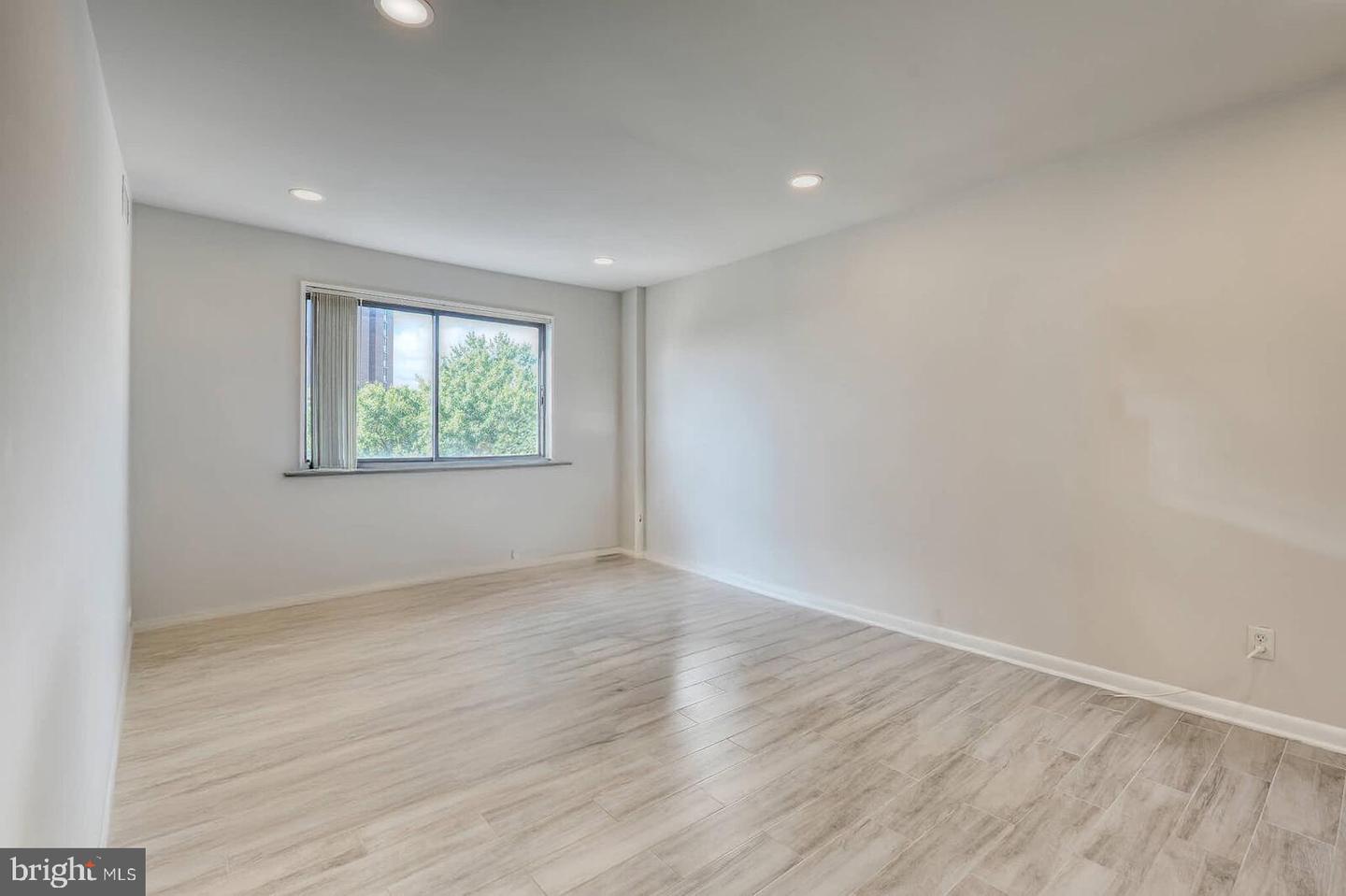 5340 HOLMES RUN PKWY #804, ALEXANDRIA, Virginia 22304, 2 Bedrooms Bedrooms, ,2 BathroomsBathrooms,Residential,For sale,5340 HOLMES RUN PKWY #804,VAAX2049942 MLS # VAAX2049942