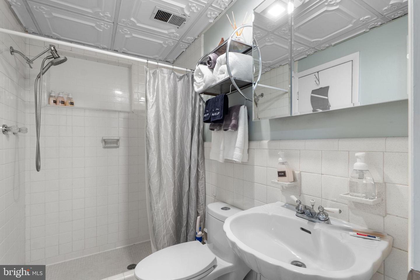 3706 QUAINT ACRES CIR, FALLS CHURCH, Virginia 22041, 5 Bedrooms Bedrooms, 16 Rooms Rooms,3 BathroomsBathrooms,Residential,For sale,3706 QUAINT ACRES CIR,VAFX2268822 MLS # VAFX2268822