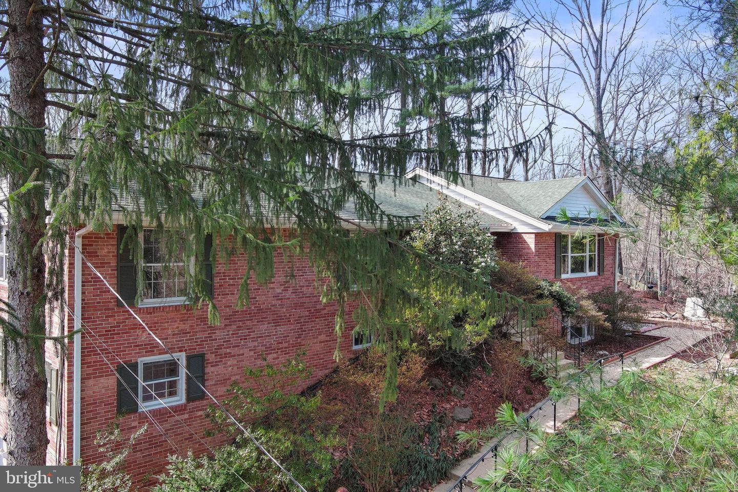 3706 QUAINT ACRES CIR, FALLS CHURCH, Virginia 22041, 5 Bedrooms Bedrooms, 16 Rooms Rooms,3 BathroomsBathrooms,Residential,For sale,3706 QUAINT ACRES CIR,VAFX2268822 MLS # VAFX2268822