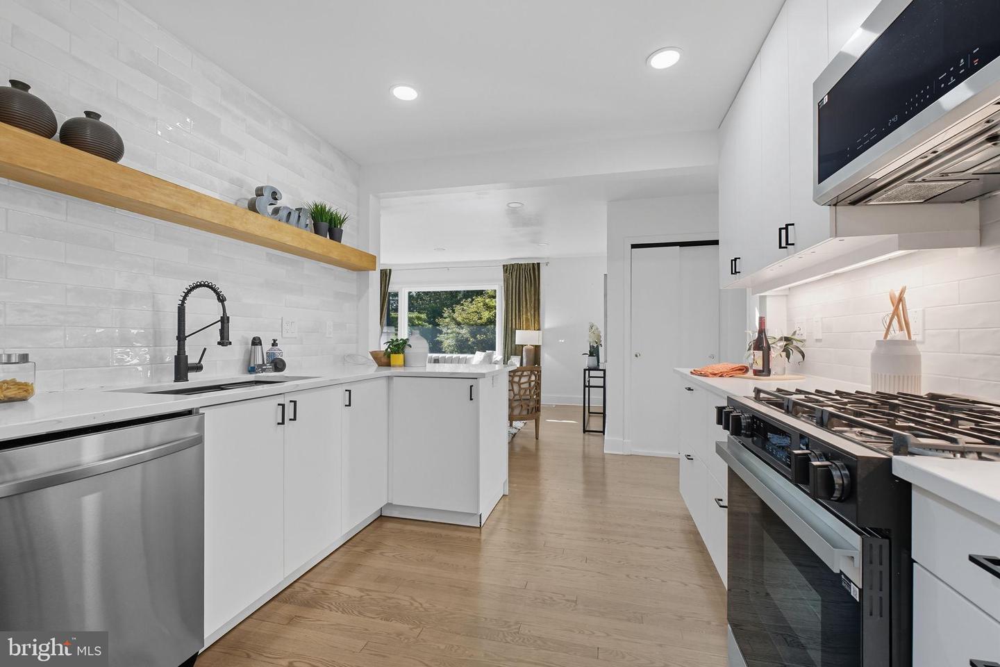 2539 GALLOWS RD, DUNN LORING, Virginia 22027, 5 Bedrooms Bedrooms, 8 Rooms Rooms,3 BathroomsBathrooms,Residential,For sale,2539 GALLOWS RD,VAFX2268848 MLS # VAFX2268848