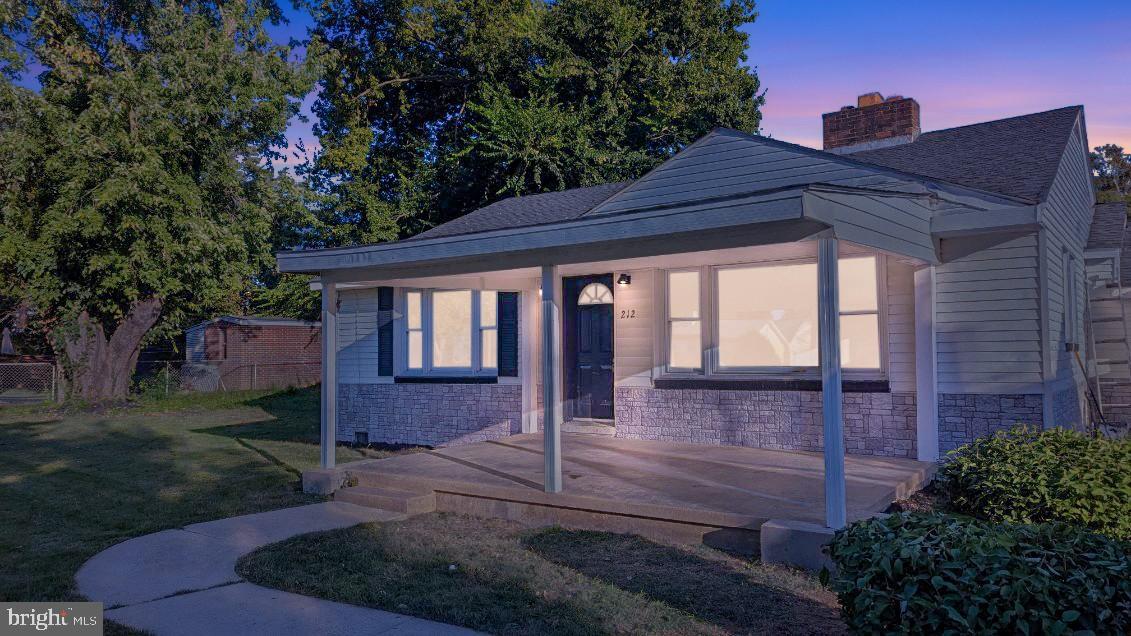 212 COAKLEY ST, FREDERICKSBURG, Virginia 22401, 4 Bedrooms Bedrooms, 6 Rooms Rooms,2 BathroomsBathrooms,Residential,For sale,212 COAKLEY ST,VAFB2009008 MLS # VAFB2009008