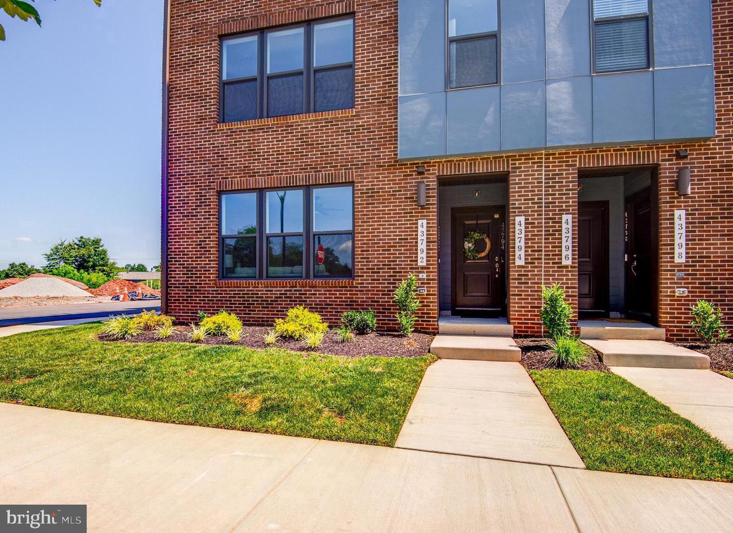 43792 MIDDLEWAY TER, ASHBURN, Virginia 20147, 3 Bedrooms Bedrooms, ,2 BathroomsBathrooms,Residential,For sale,43792 MIDDLEWAY TER,VALO2107554 MLS # VALO2107554