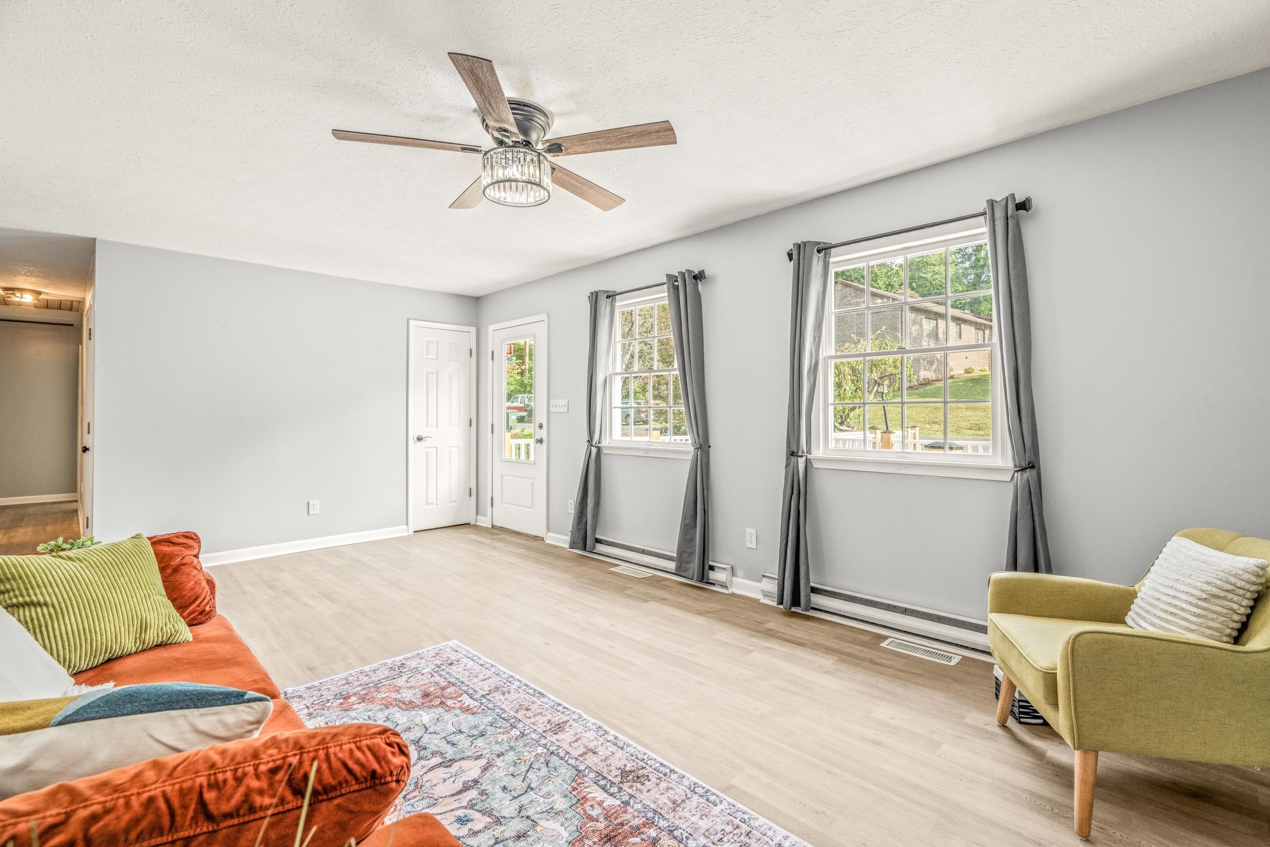 17 WHITE OAK DR, VERONA, Virginia 24482, 4 Bedrooms Bedrooms, ,3 BathroomsBathrooms,Residential,17 White Oak Dr.,17 WHITE OAK DR,669345 MLS # 669345