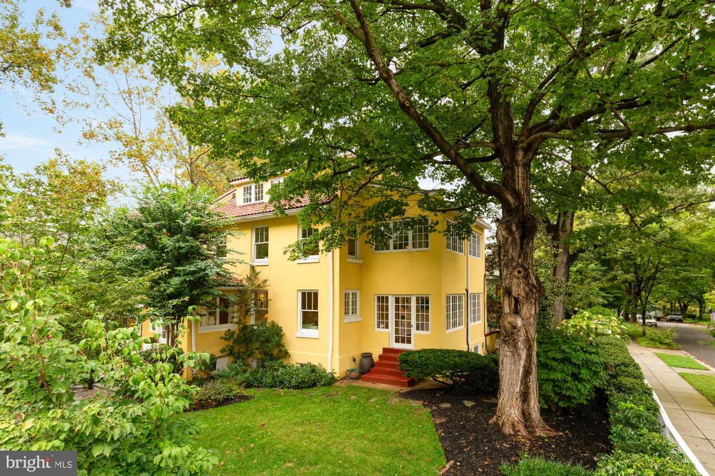 5201 38TH ST NW, WASHINGTON, District Of Columbia 20015, 6 Bedrooms Bedrooms, ,4 BathroomsBathrooms,Residential,For sale,5201 38TH ST NW,DCDC2207856 MLS # DCDC2207856