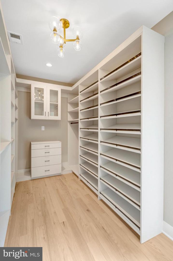 7400 CHURCHILL RD, MCLEAN, Virginia 22101, 6 Bedrooms Bedrooms, ,6 BathroomsBathrooms,Residential,For sale,7400 CHURCHILL RD,VAFX2268674 MLS # VAFX2268674