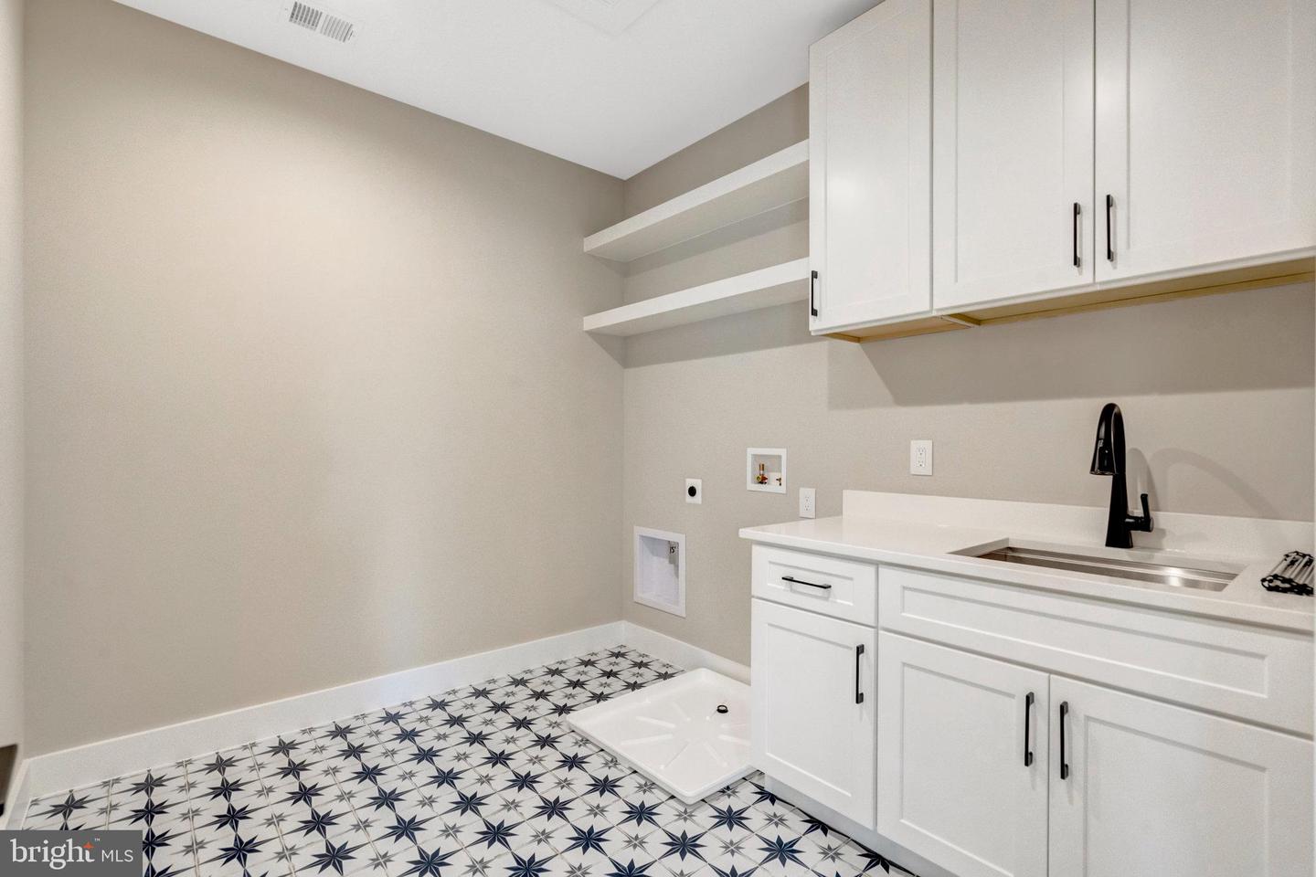 7400 CHURCHILL RD, MCLEAN, Virginia 22101, 6 Bedrooms Bedrooms, ,6 BathroomsBathrooms,Residential,For sale,7400 CHURCHILL RD,VAFX2268674 MLS # VAFX2268674
