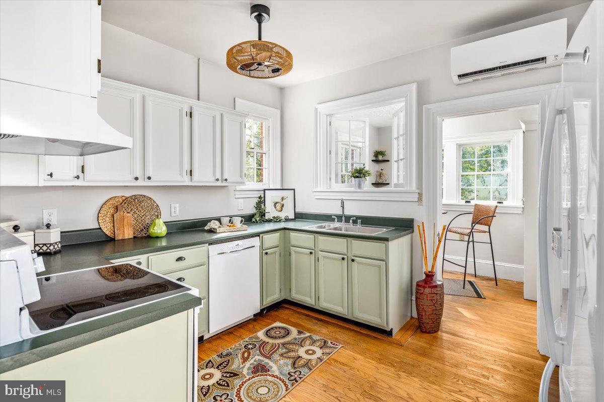 918 WILLIAM ST, FREDERICKSBURG, Virginia 22401, 4 Bedrooms Bedrooms, ,3 BathroomsBathrooms,Residential,For sale,918 WILLIAM ST,VAFB2007702 MLS # VAFB2007702