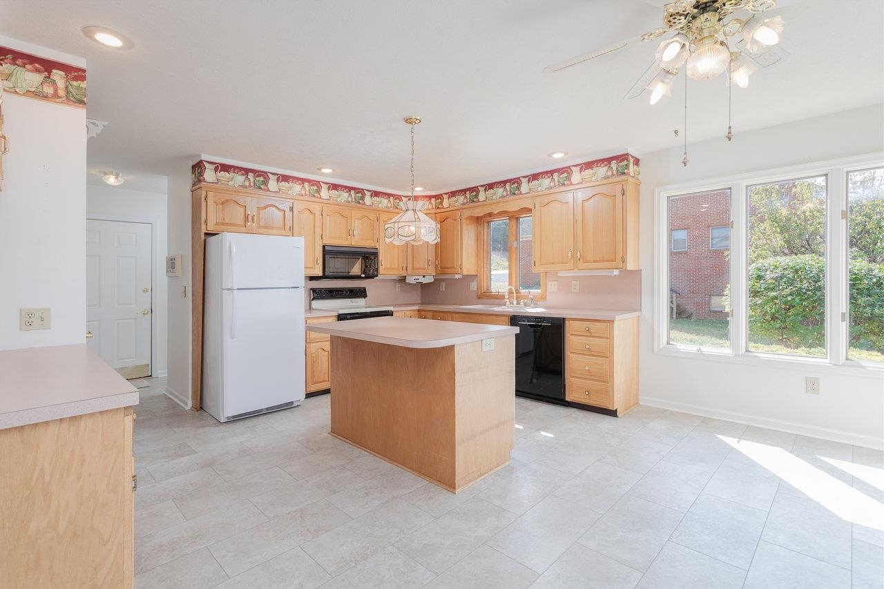 624 ERICKSON AVE, ROCKINGHAM, Virginia 22801, 3 Bedrooms Bedrooms, ,3 BathroomsBathrooms,Residential,624 ERICKSON AVE,669394 MLS # 669394
