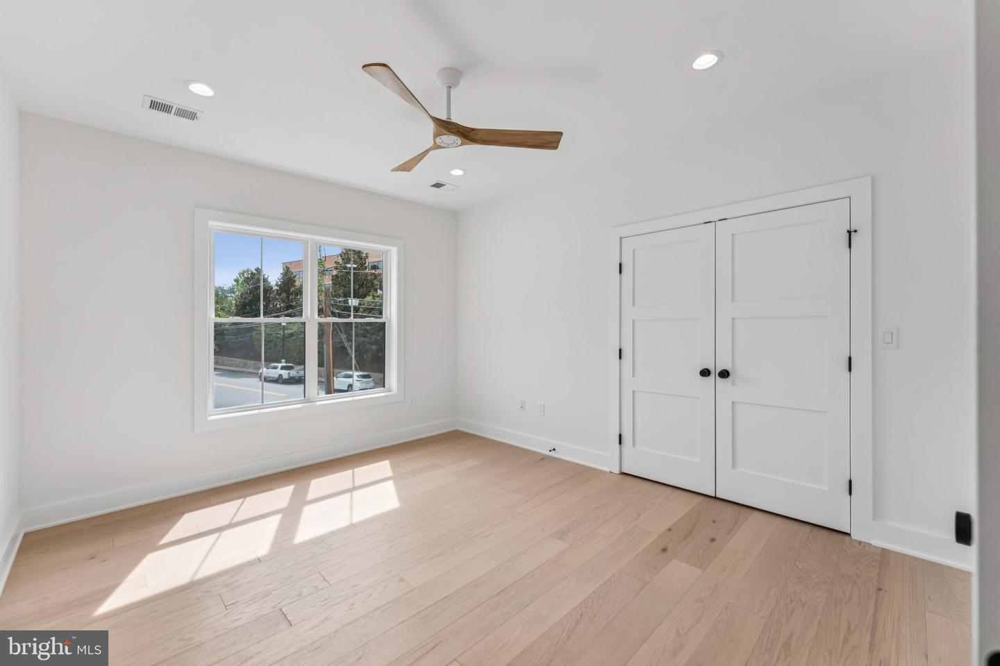 5017 17TH ST N, ARLINGTON, Virginia 22207, 5 Bedrooms Bedrooms, ,5 BathroomsBathrooms,Residential,For sale,5017 17TH ST N,VAAR2063190 MLS # VAAR2063190