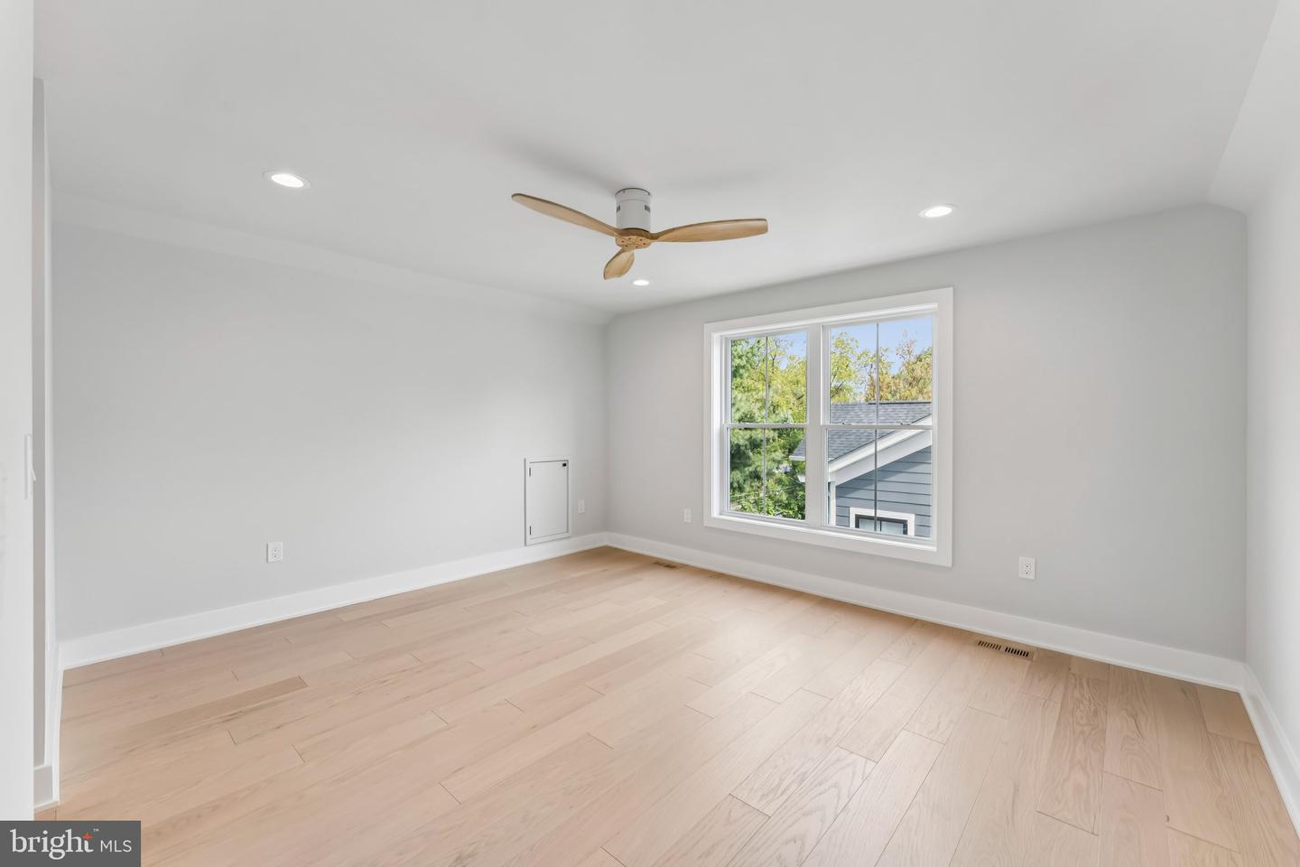 5017 17TH ST N, ARLINGTON, Virginia 22207, 5 Bedrooms Bedrooms, ,5 BathroomsBathrooms,Residential,For sale,5017 17TH ST N,VAAR2063190 MLS # VAAR2063190