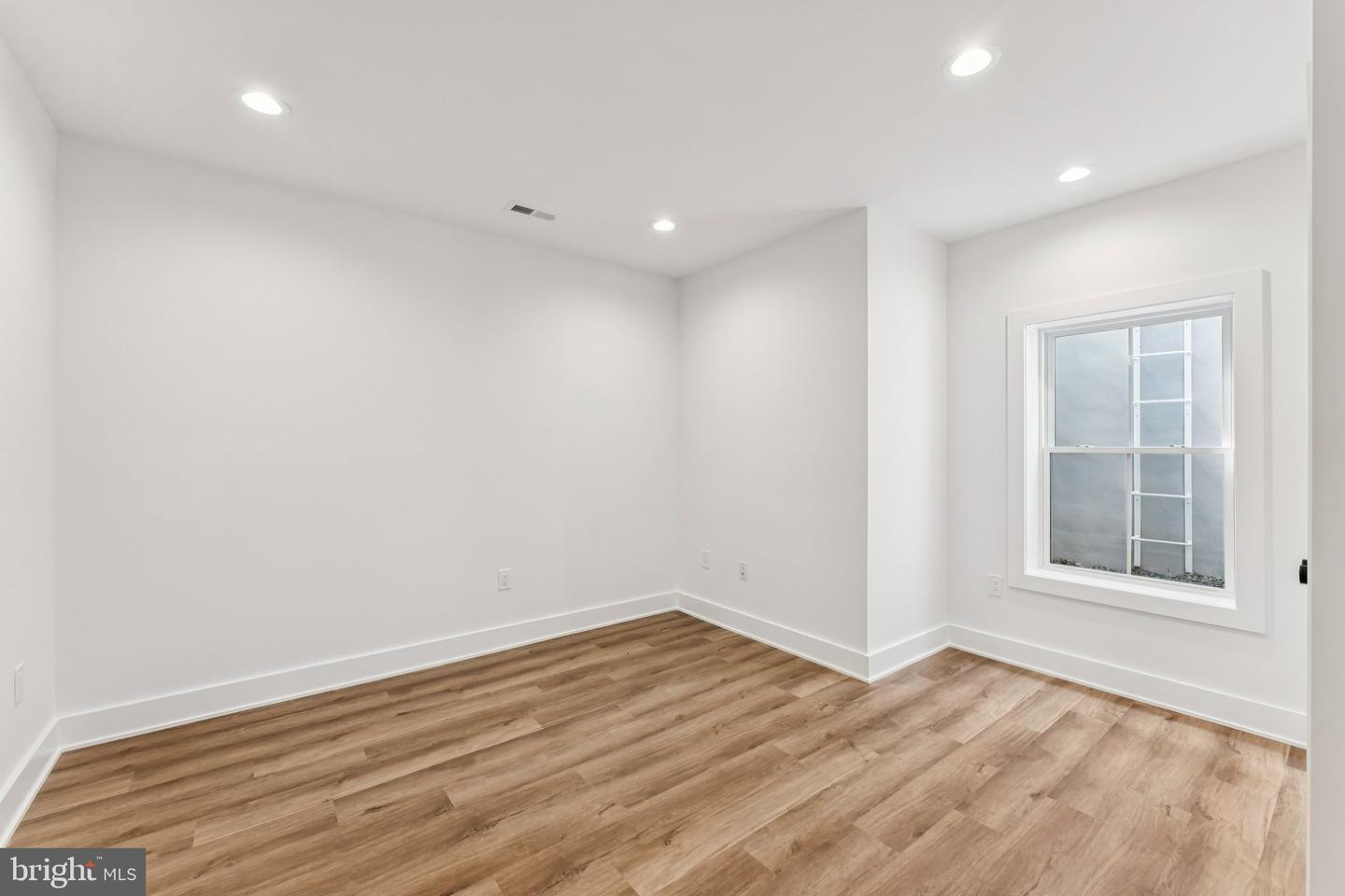5017 17TH ST N, ARLINGTON, Virginia 22207, 5 Bedrooms Bedrooms, ,5 BathroomsBathrooms,Residential,For sale,5017 17TH ST N,VAAR2063190 MLS # VAAR2063190