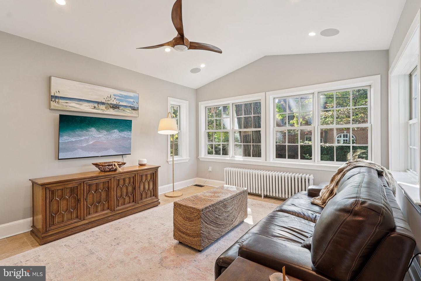 2322 S ARLINGTON RIDGE RD, ARLINGTON, Virginia 22202, 3 Bedrooms Bedrooms, ,2 BathroomsBathrooms,Residential,For sale,2322 S ARLINGTON RIDGE RD,VAAR2063578 MLS # VAAR2063578