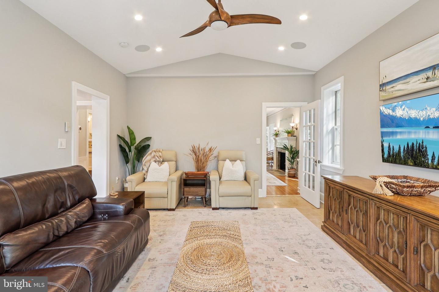 2322 S ARLINGTON RIDGE RD, ARLINGTON, Virginia 22202, 3 Bedrooms Bedrooms, ,2 BathroomsBathrooms,Residential,For sale,2322 S ARLINGTON RIDGE RD,VAAR2063578 MLS # VAAR2063578