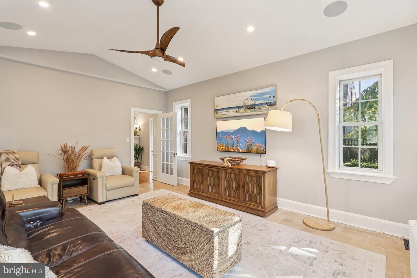 2322 S ARLINGTON RIDGE RD, ARLINGTON, Virginia 22202, 3 Bedrooms Bedrooms, ,2 BathroomsBathrooms,Residential,For sale,2322 S ARLINGTON RIDGE RD,VAAR2063578 MLS # VAAR2063578