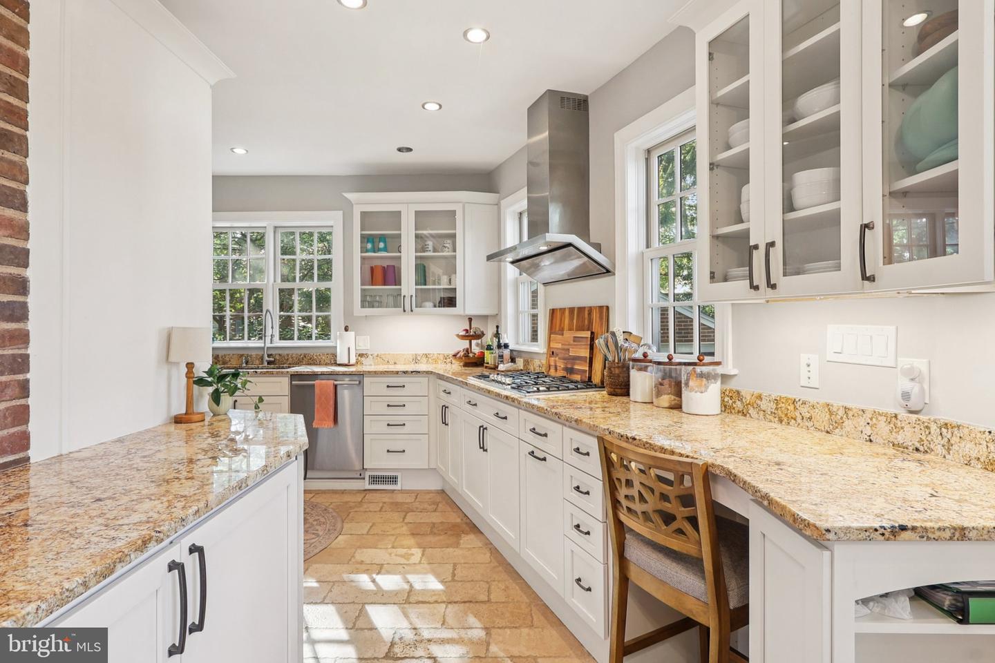 2322 S ARLINGTON RIDGE RD, ARLINGTON, Virginia 22202, 3 Bedrooms Bedrooms, ,2 BathroomsBathrooms,Residential,For sale,2322 S ARLINGTON RIDGE RD,VAAR2063578 MLS # VAAR2063578
