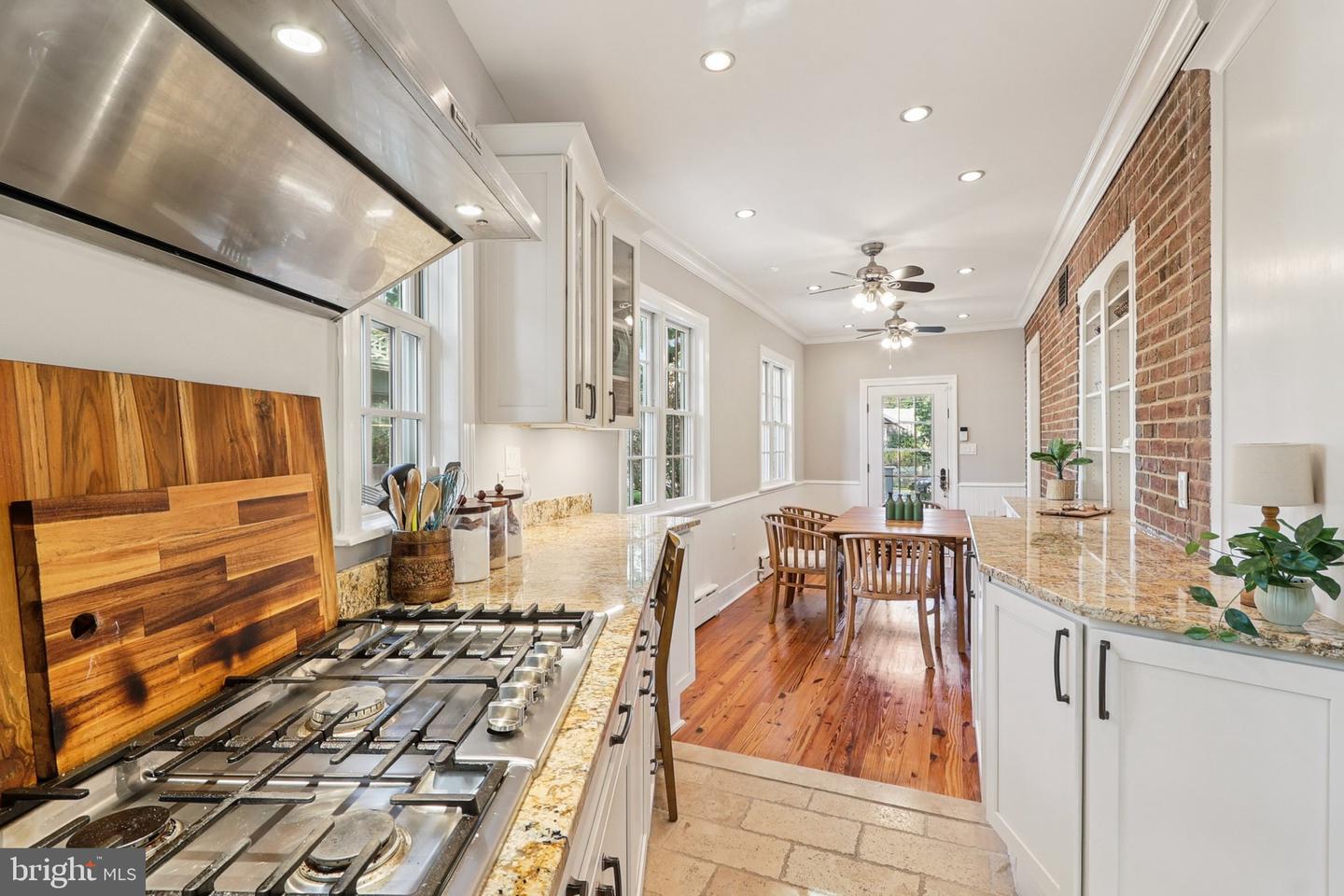 2322 S ARLINGTON RIDGE RD, ARLINGTON, Virginia 22202, 3 Bedrooms Bedrooms, ,2 BathroomsBathrooms,Residential,For sale,2322 S ARLINGTON RIDGE RD,VAAR2063578 MLS # VAAR2063578