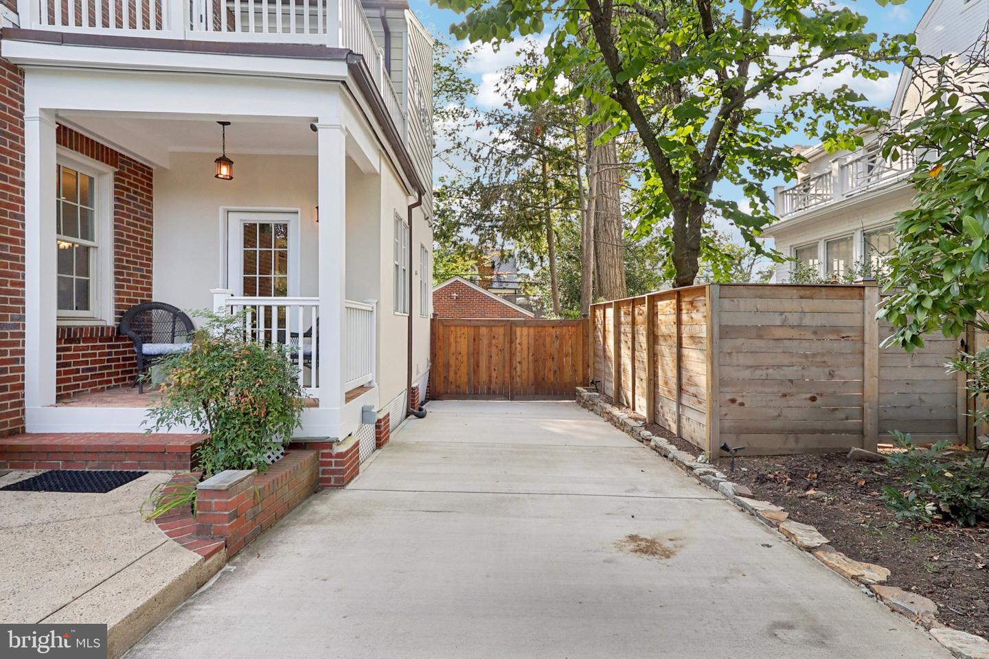 2322 S ARLINGTON RIDGE RD, ARLINGTON, Virginia 22202, 3 Bedrooms Bedrooms, ,2 BathroomsBathrooms,Residential,For sale,2322 S ARLINGTON RIDGE RD,VAAR2063578 MLS # VAAR2063578