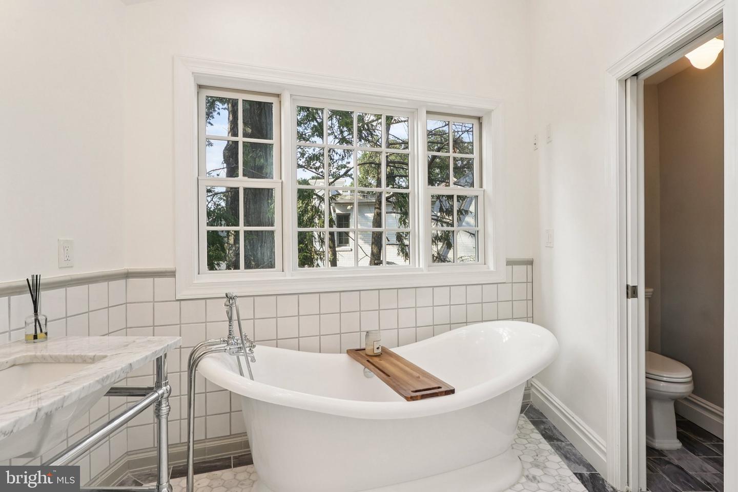 2322 S ARLINGTON RIDGE RD, ARLINGTON, Virginia 22202, 3 Bedrooms Bedrooms, ,2 BathroomsBathrooms,Residential,For sale,2322 S ARLINGTON RIDGE RD,VAAR2063578 MLS # VAAR2063578